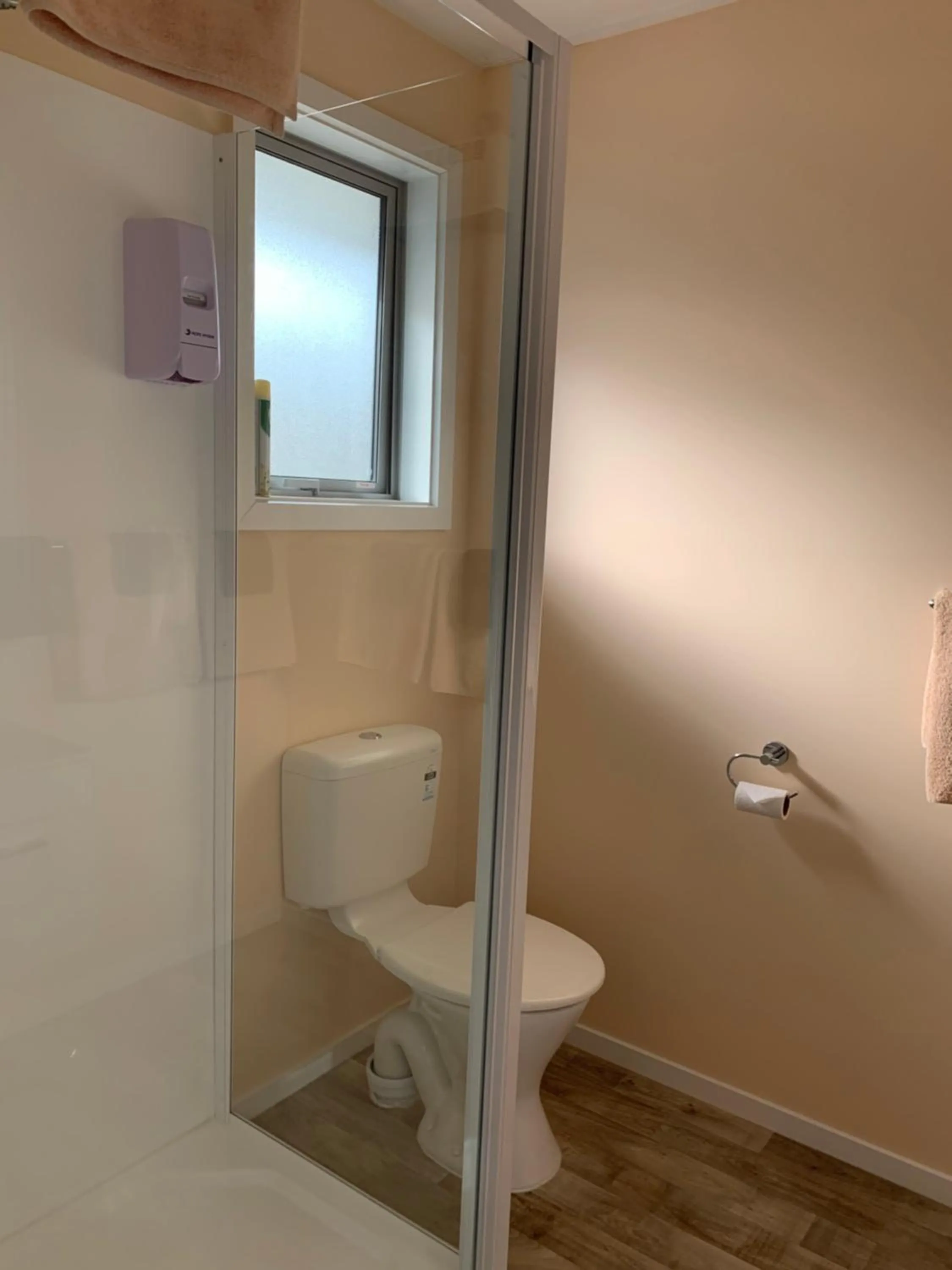 Toilet in Kingswood Motel