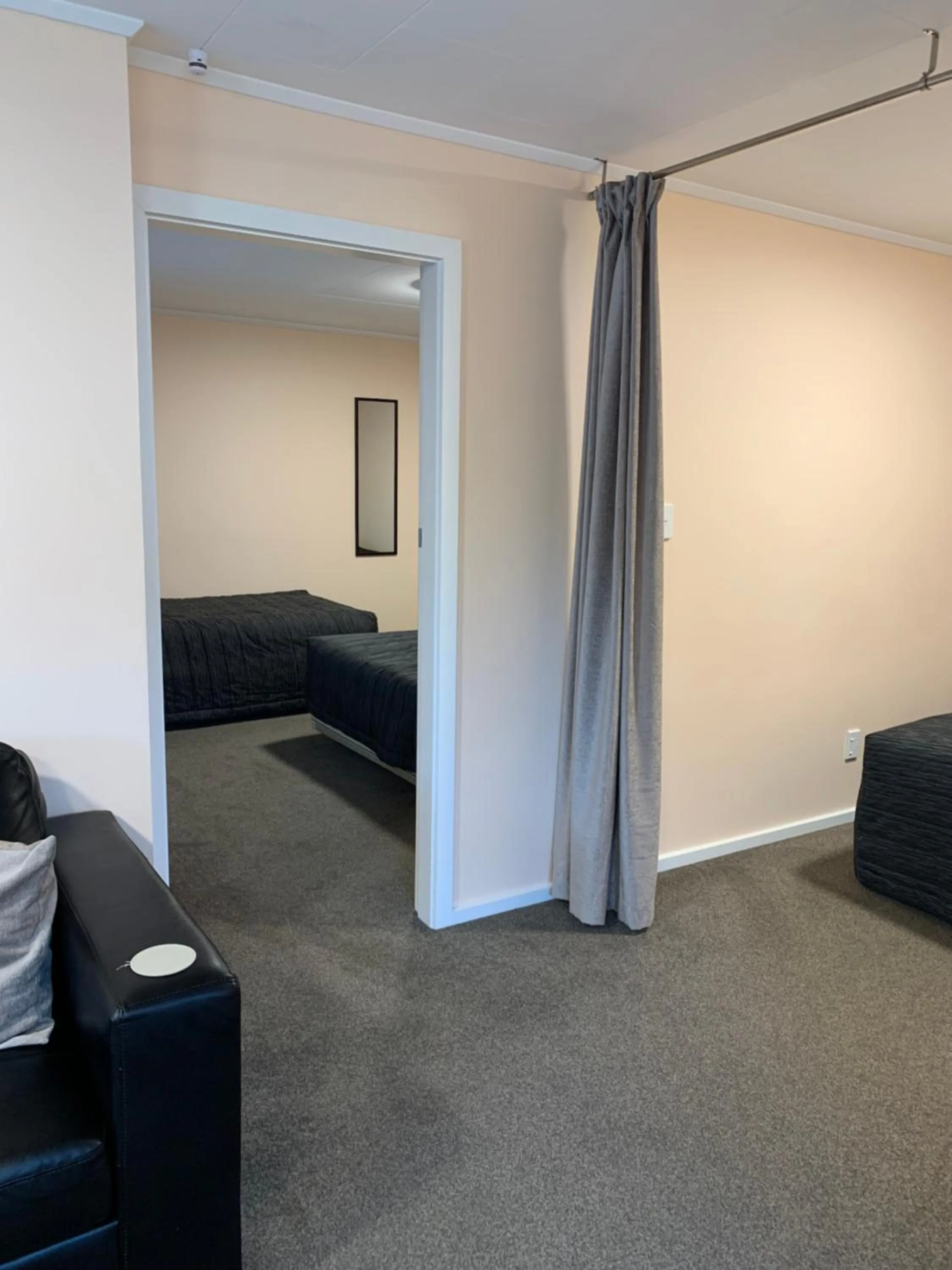 Photo of the whole room in Kingswood Motel