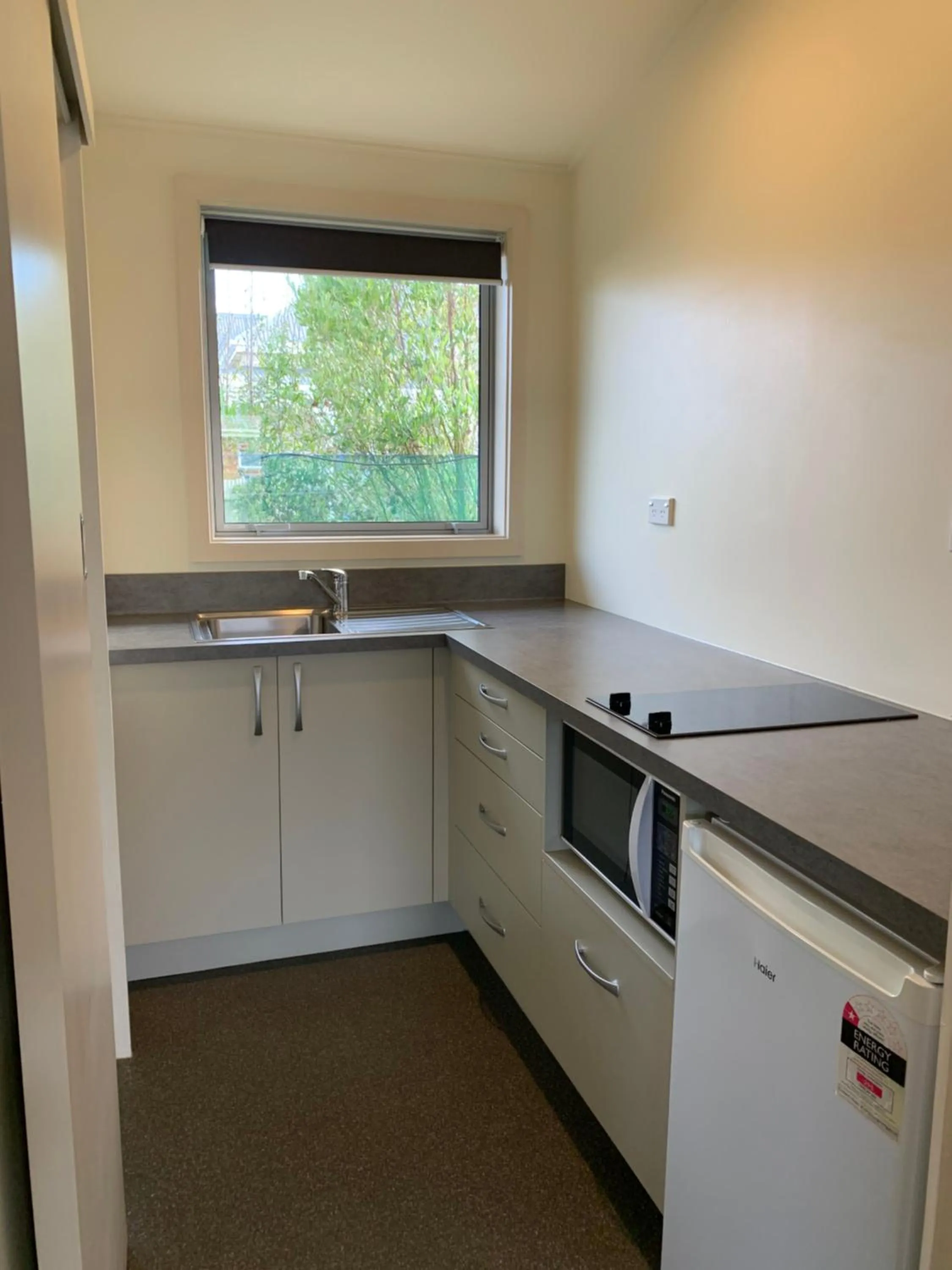 Kitchen or kitchenette in Kingswood Motel