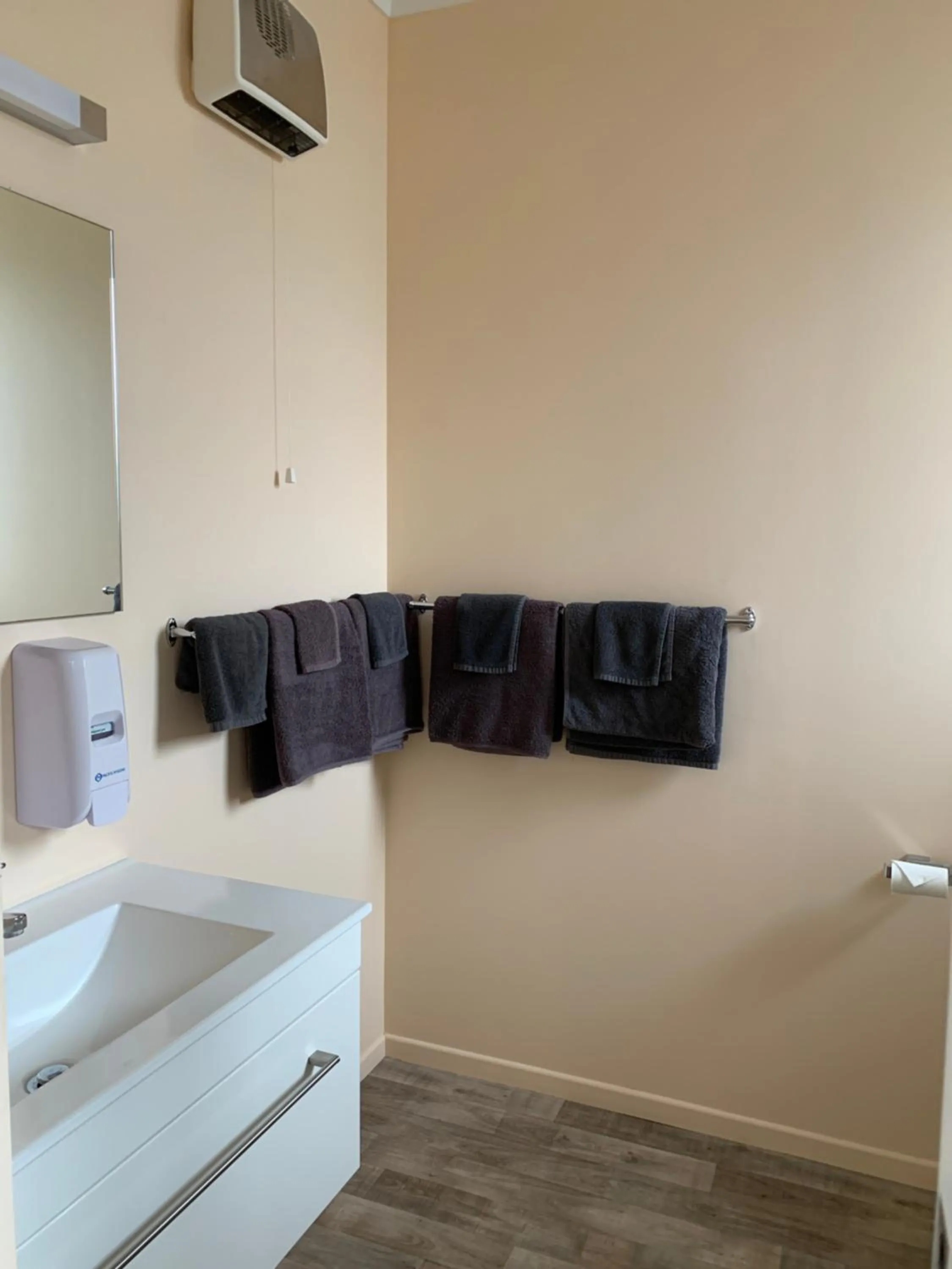 towels in Kingswood Motel