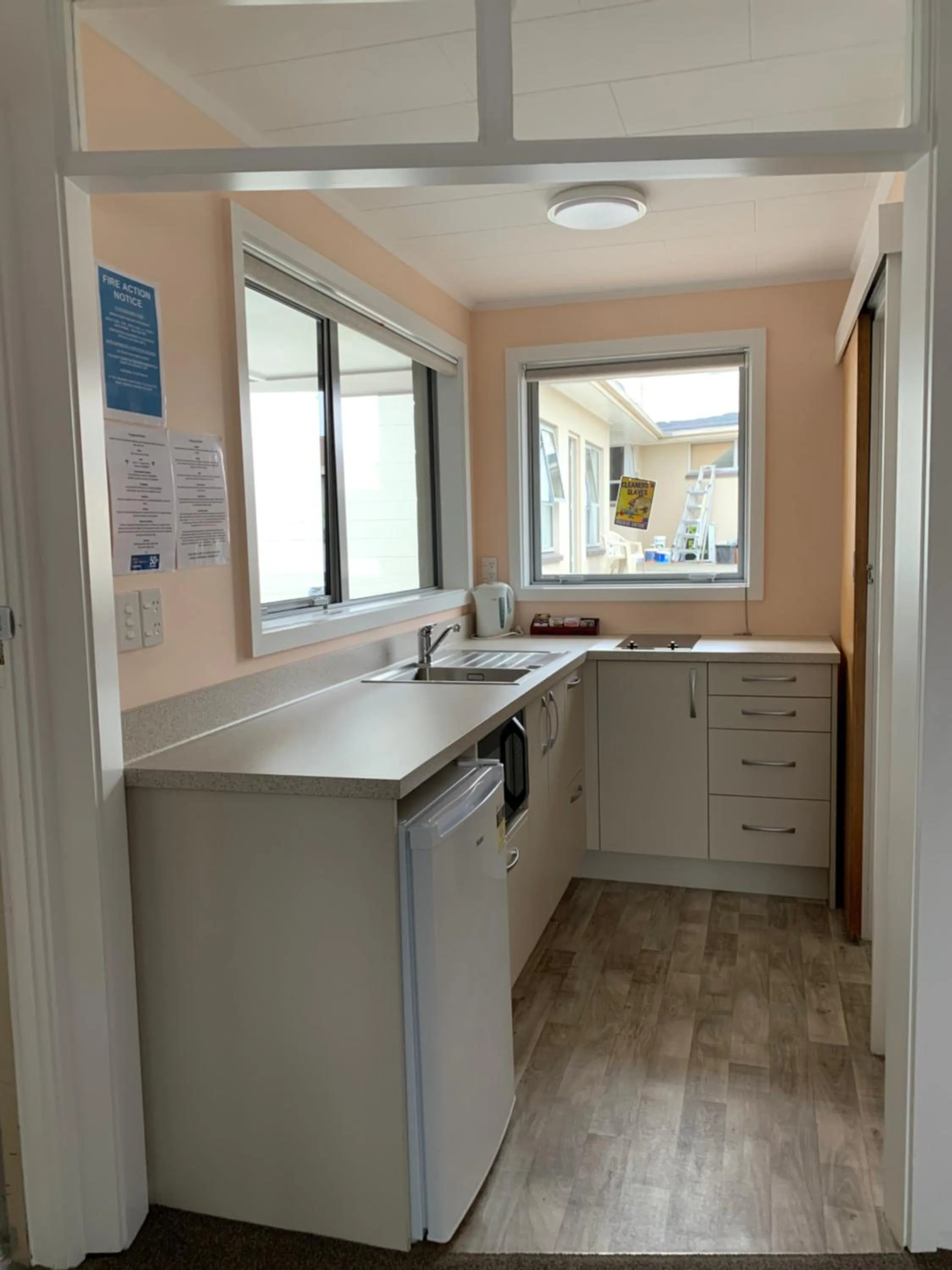 Kitchen or kitchenette in Kingswood Motel