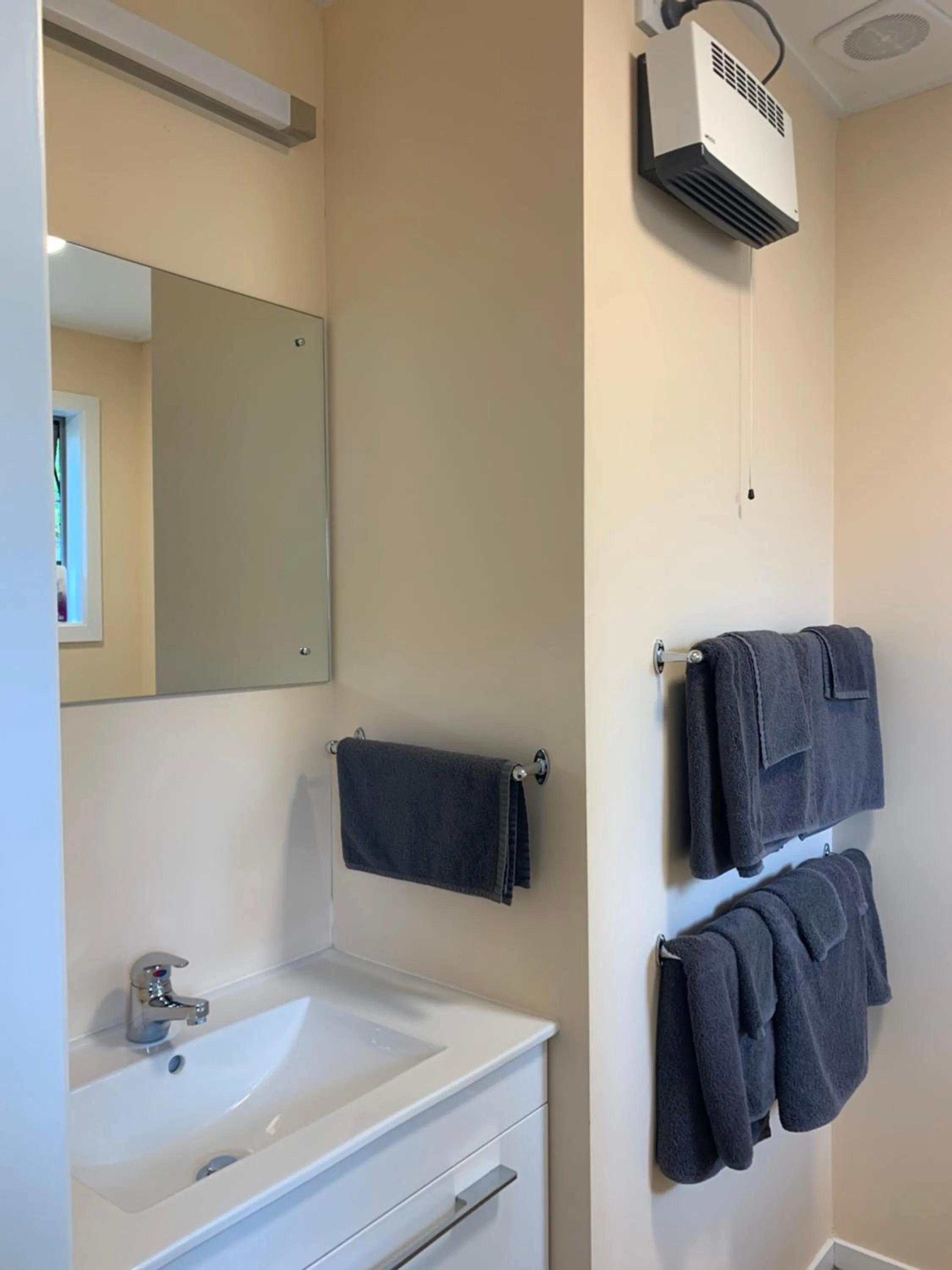 towels in Kingswood Motel