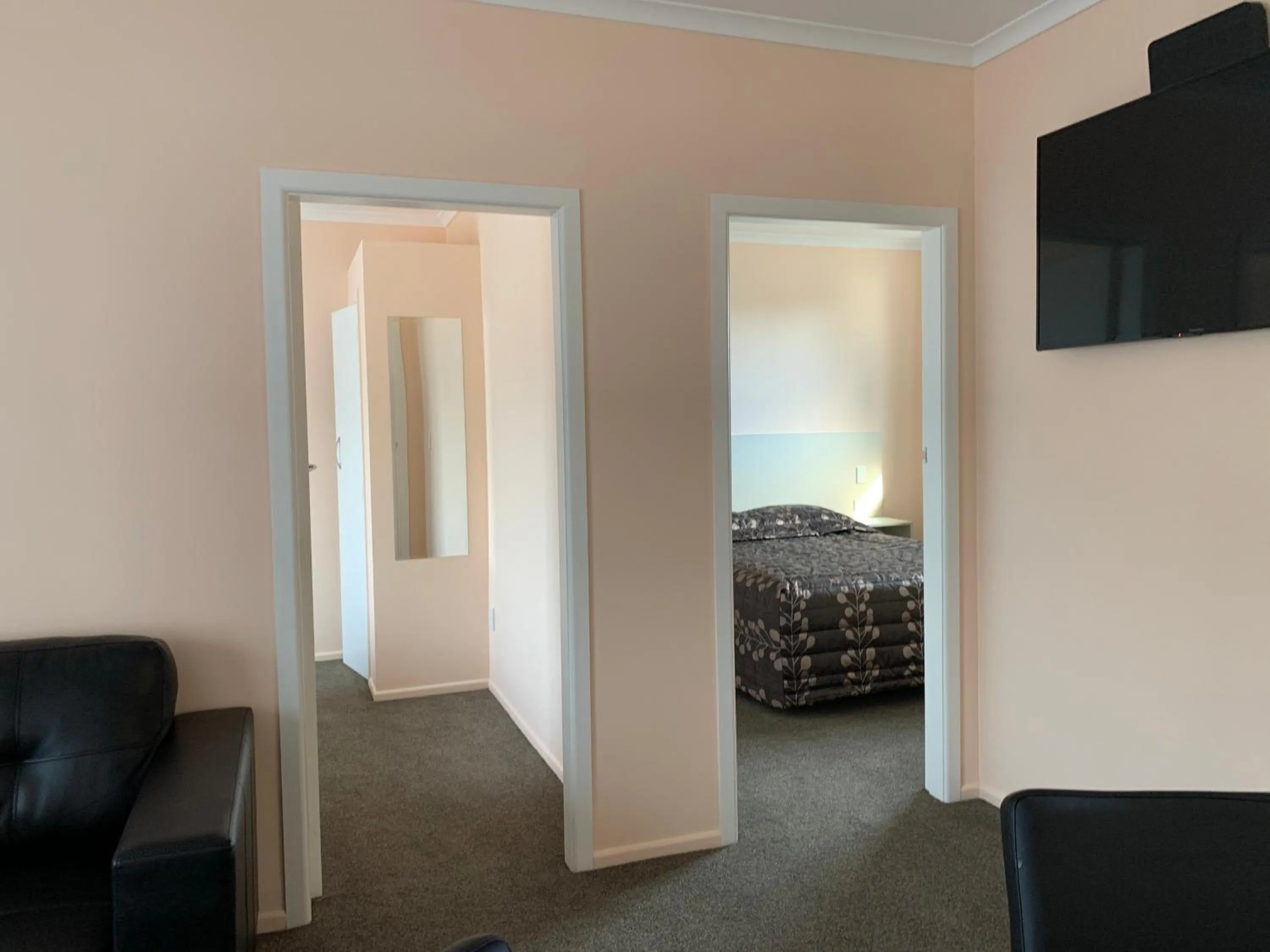 Photo of the whole room, Bed in Kingswood Motel