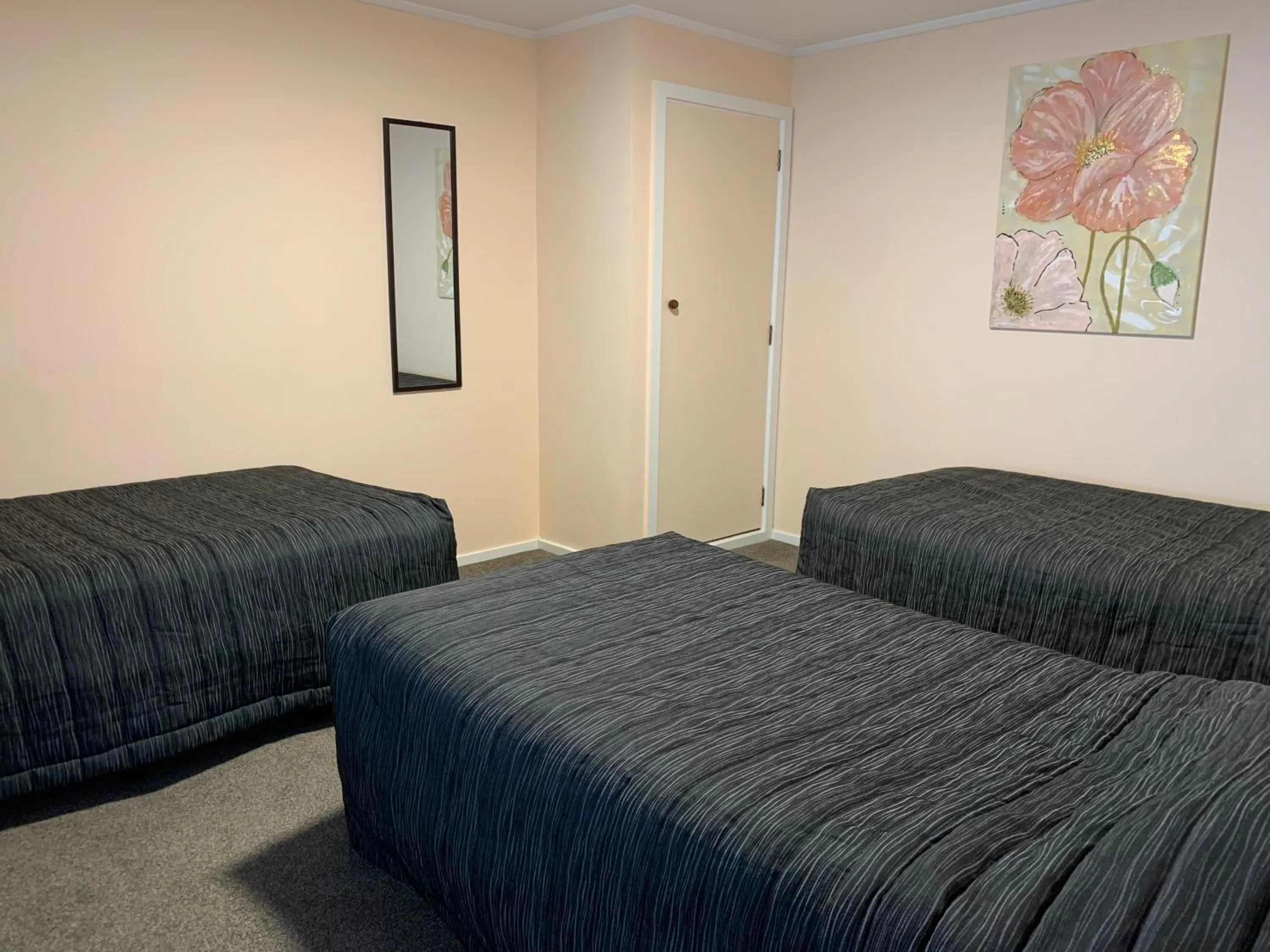 Bedroom, Bed in Kingswood Motel