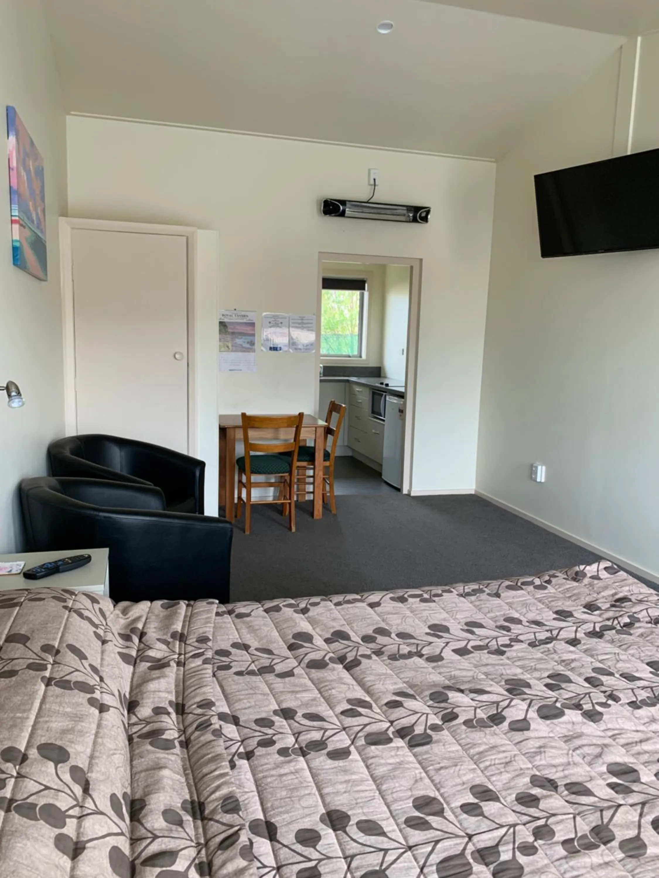 Photo of the whole room, Bed in Kingswood Motel