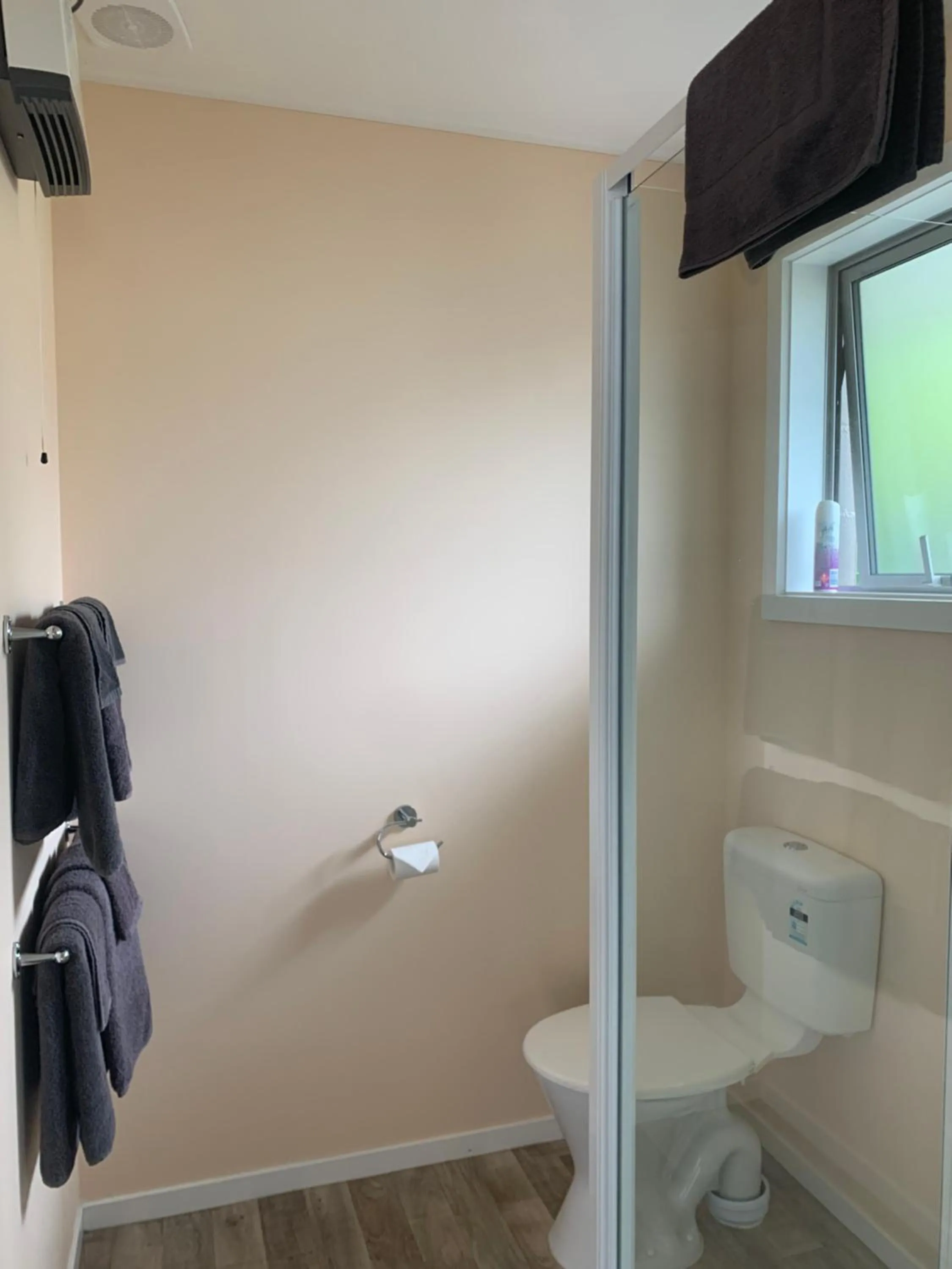 Bathroom in Kingswood Motel