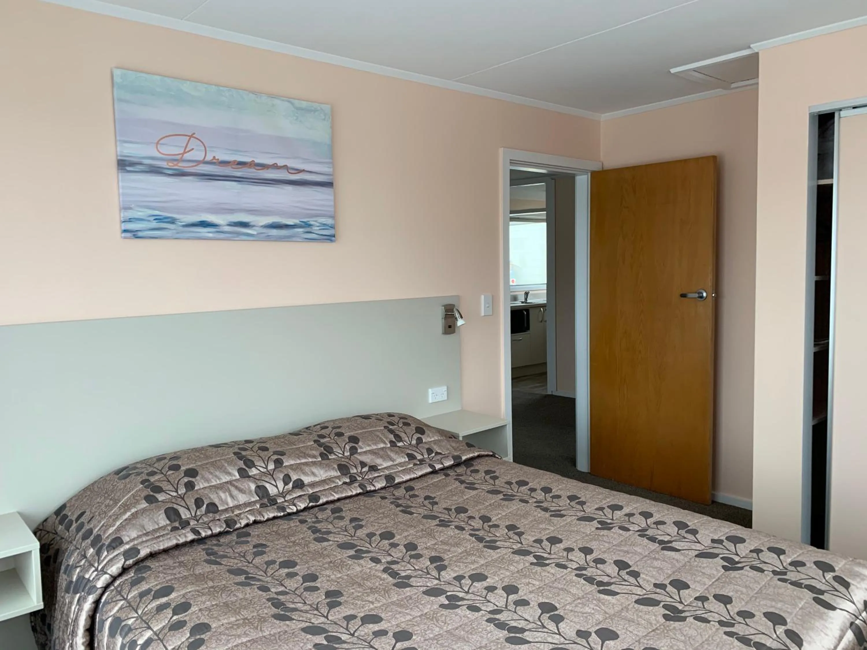 Bedroom, Bed in Kingswood Motel