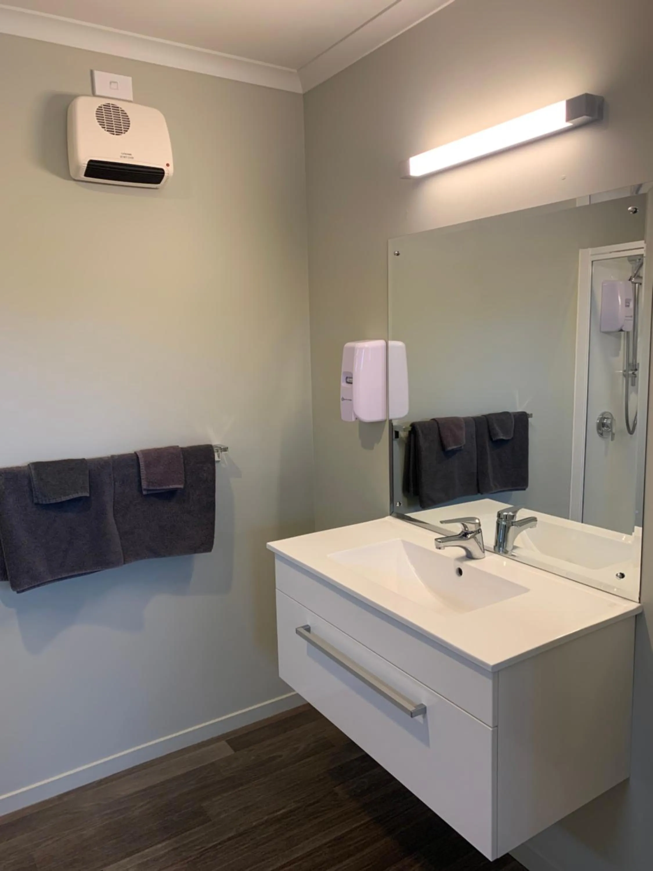 Bathroom in Kingswood Motel