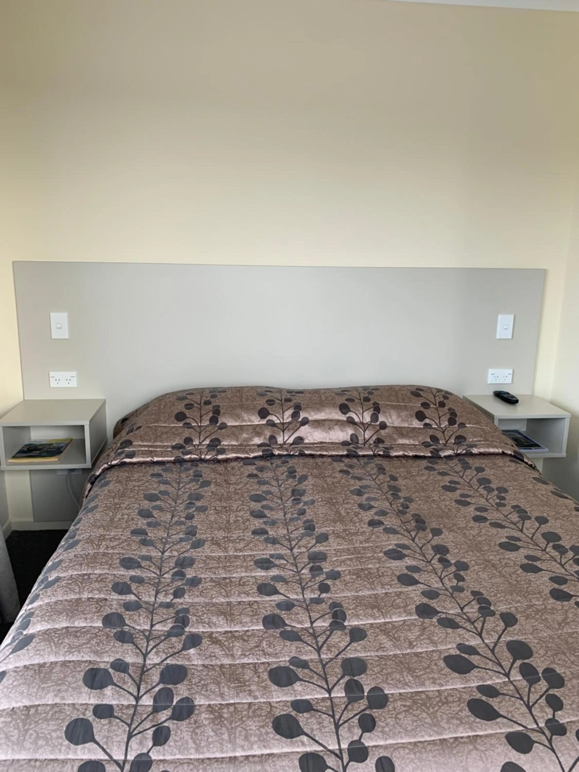 Bed in Kingswood Motel