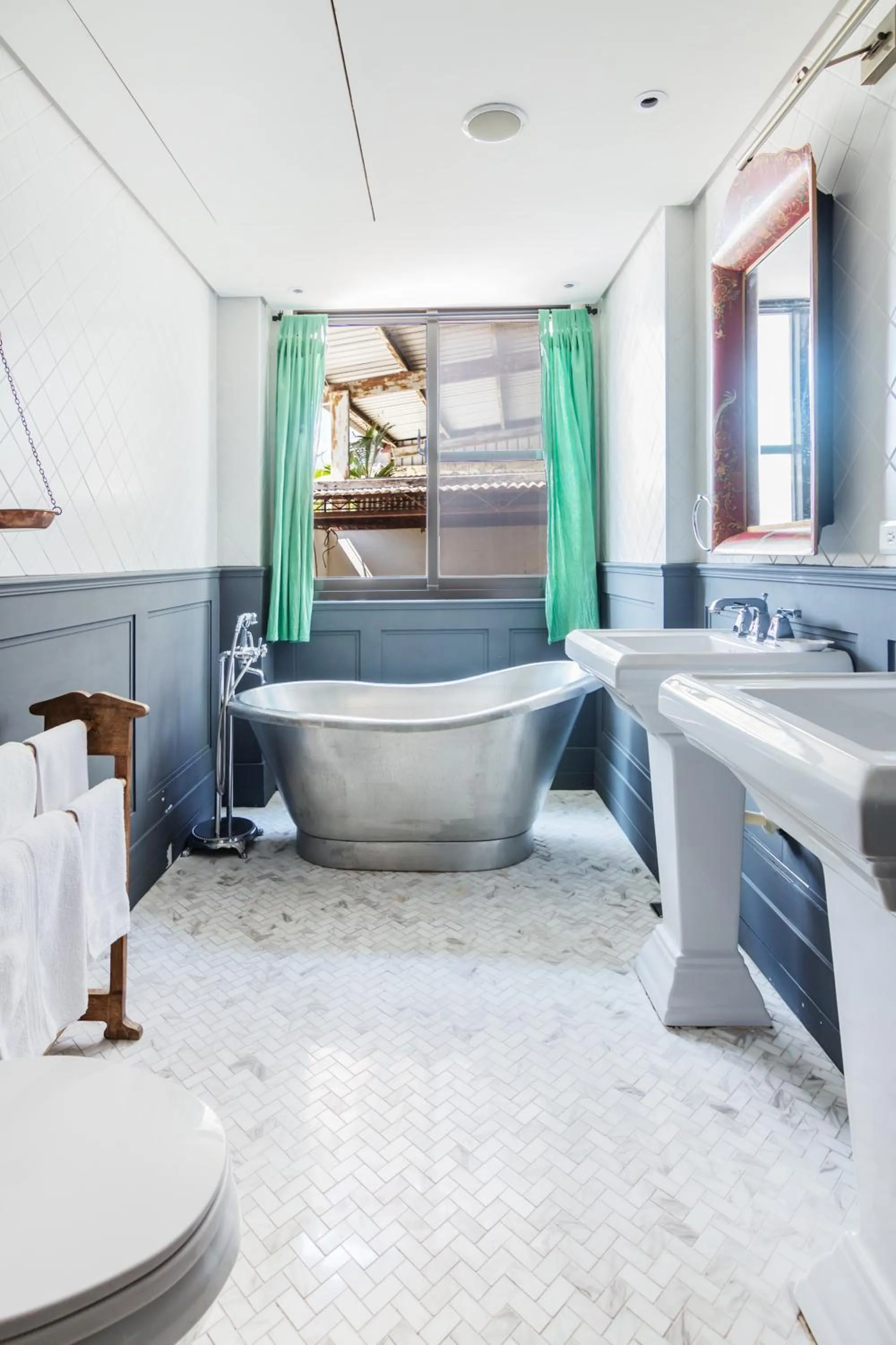 Bathroom, Bed in Fun Simon