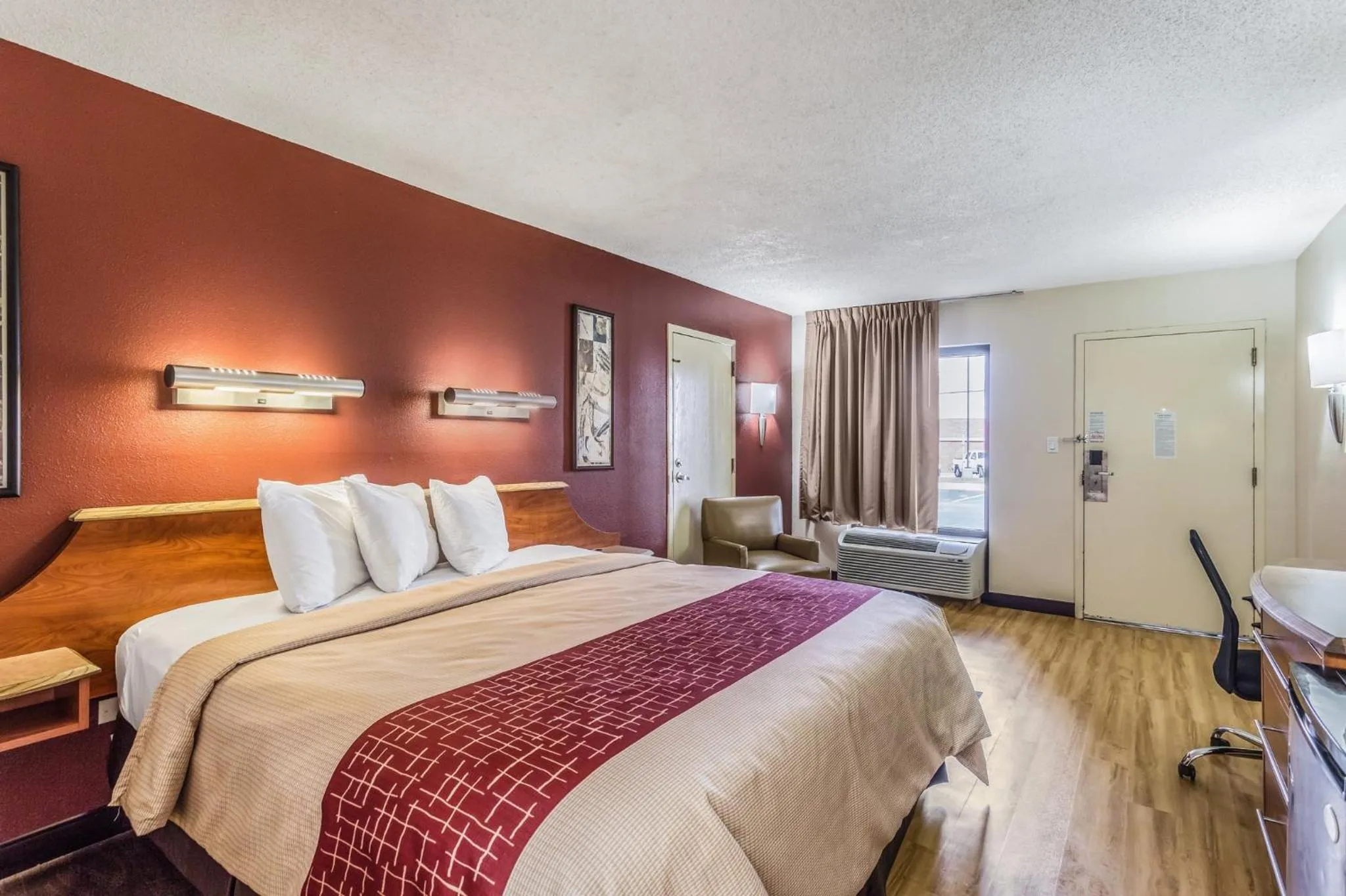 Bedroom, Bed in Red Roof Inn Bowling Green