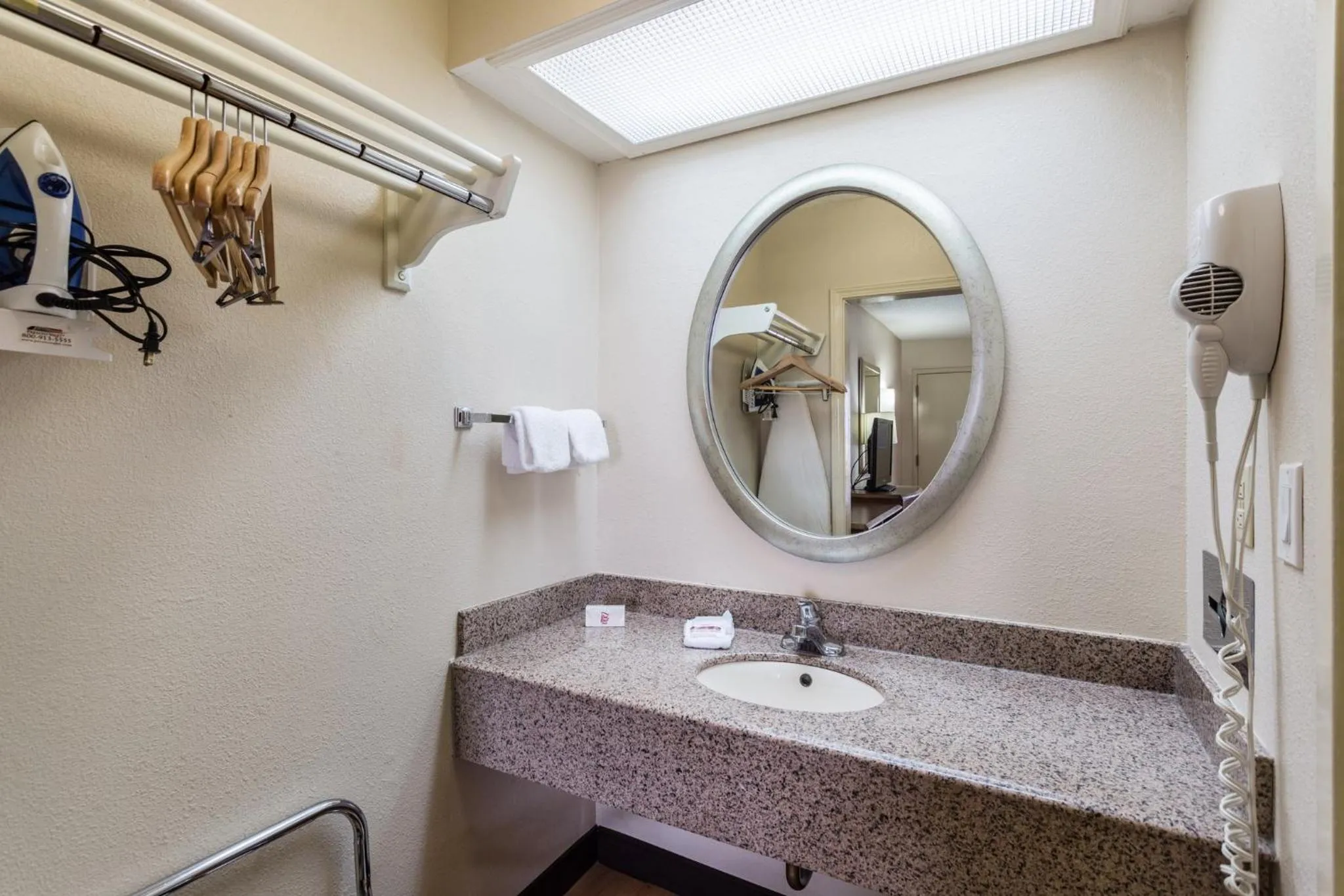 Bathroom in Red Roof Inn Bowling Green