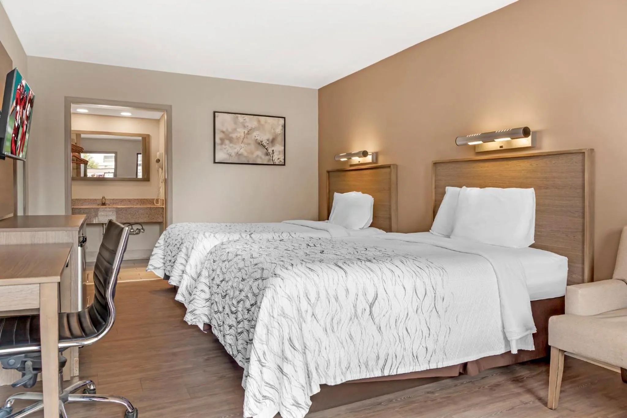 Photo of the whole room, Bed in Red Roof Inn Bowling Green