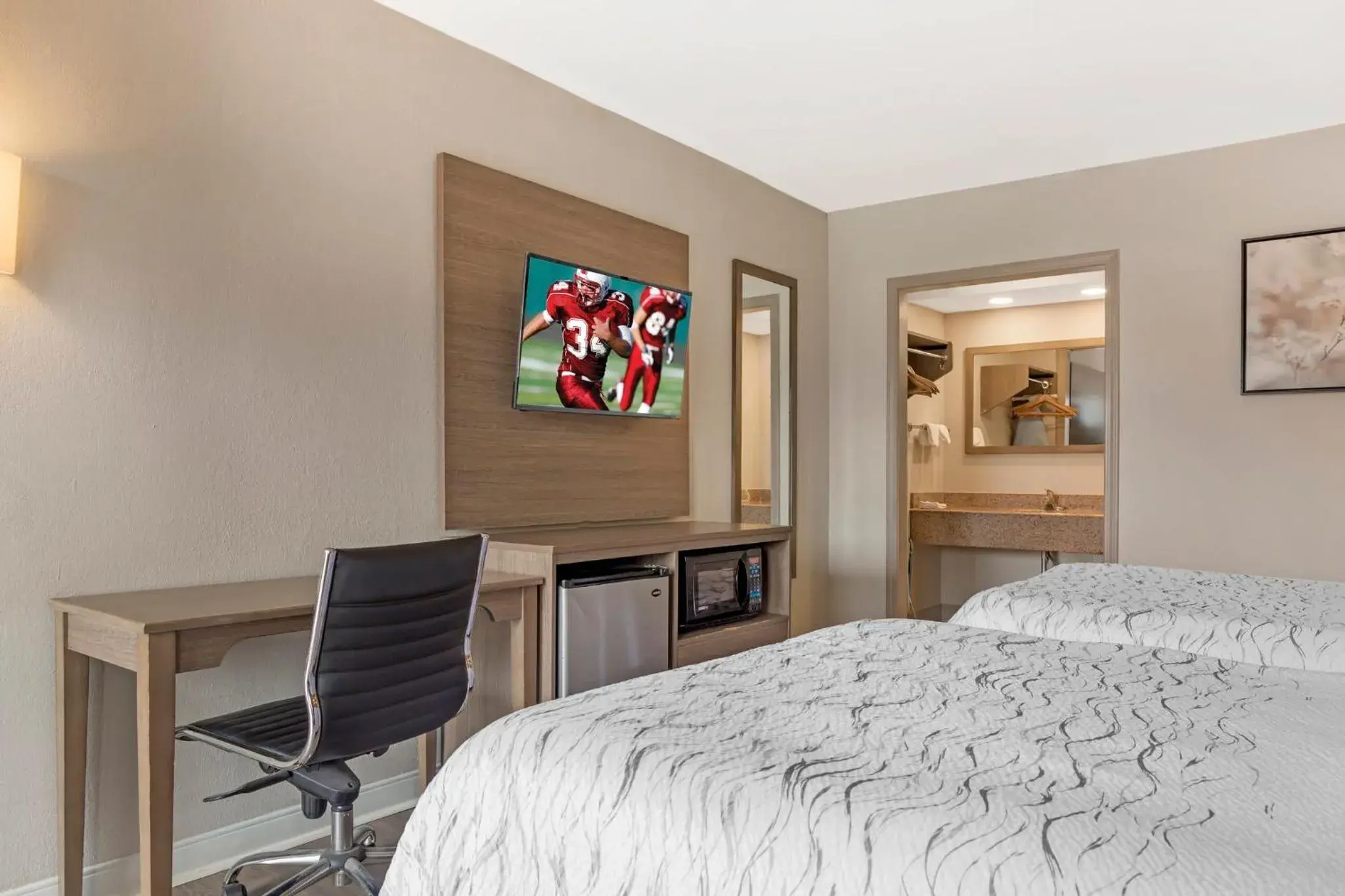 Deluxe Room with Two Double Beds Smoking in Red Roof Inn Bowling Green Deluxe Room with Two Double Beds Smoking in Red Roof Inn Bowling Green