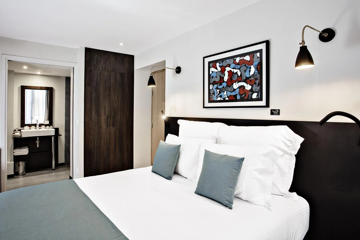 Bathroom, Bed in Boutique Hotel Villa du Taur