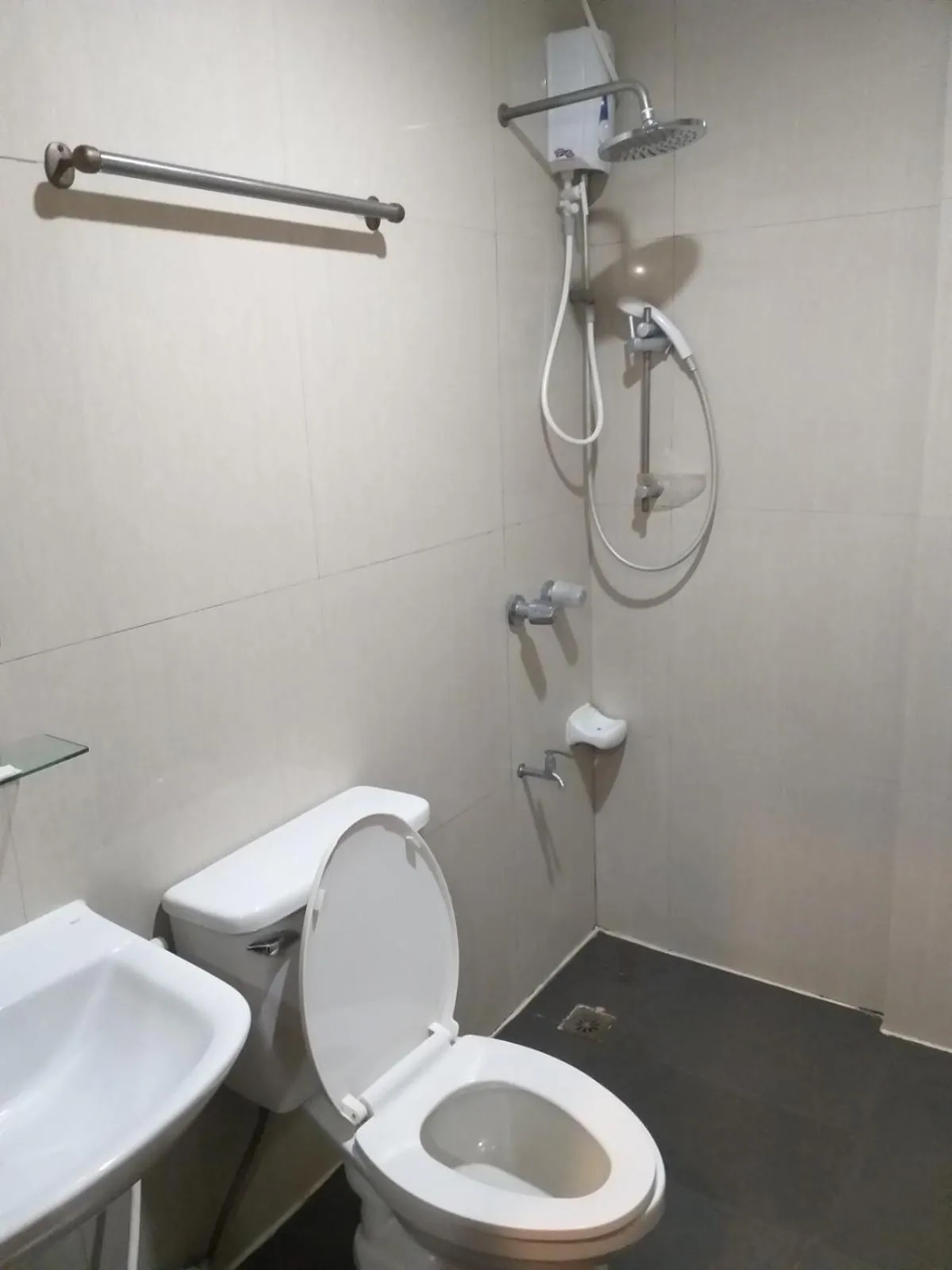 Shower in Royale Parc Hotel Puerto Princesa Palawan