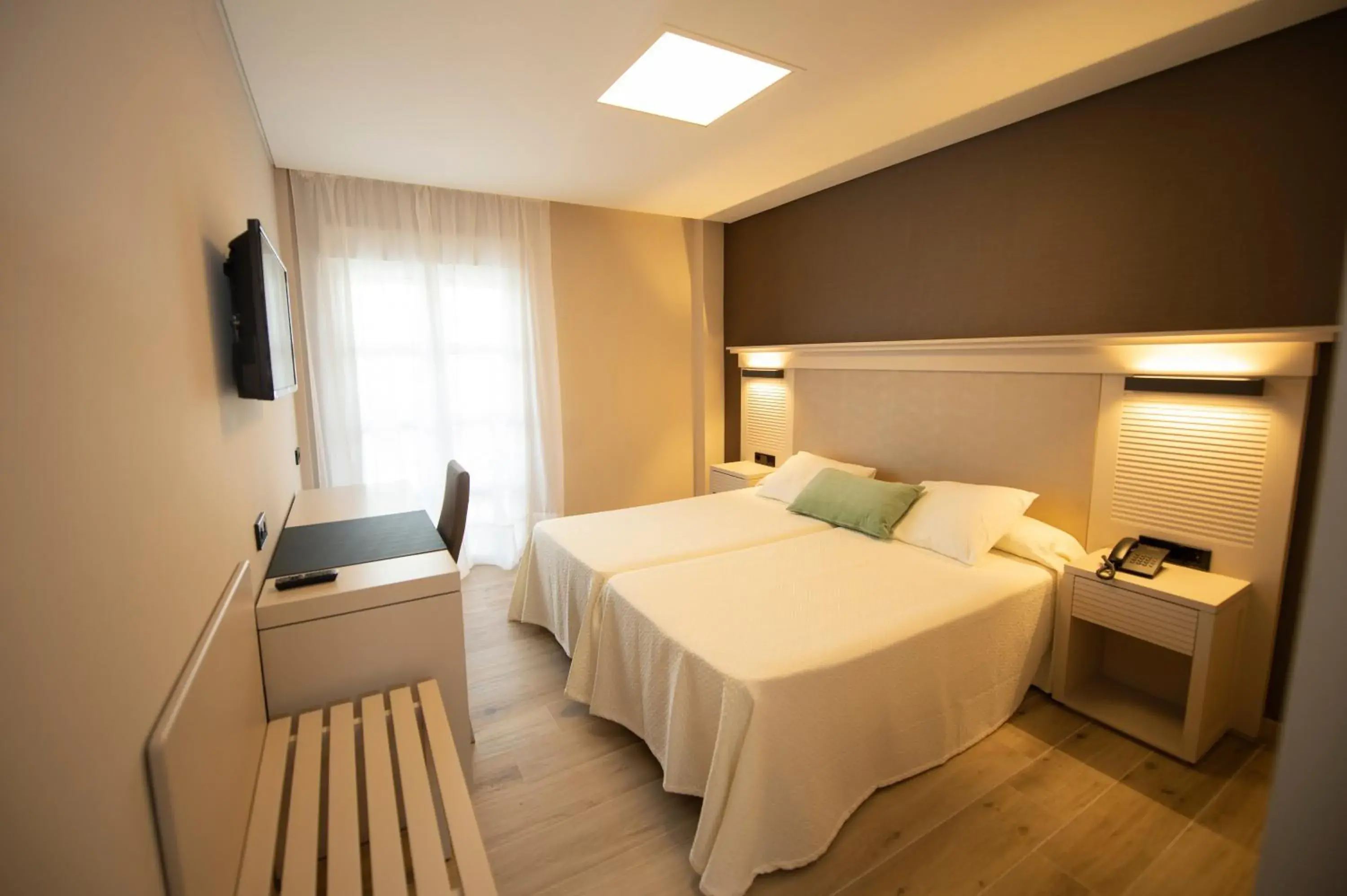 Double or Twin Room with Pool View in Hotel y Apartamentos Diufain Double or Twin Room with Pool View in Hotel y Apartamentos Diufain