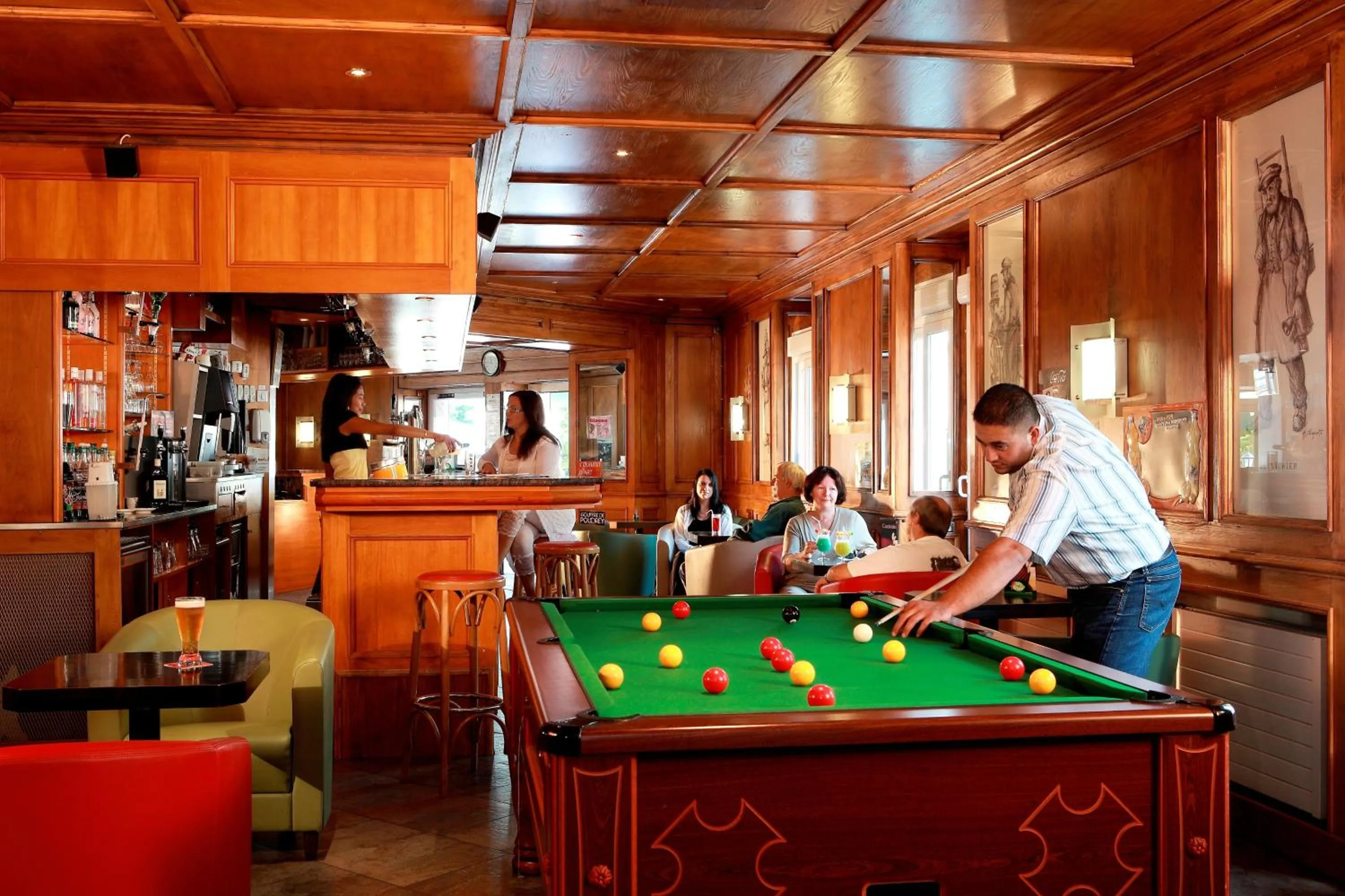 Lounge or bar in Hôtel de La Cloche