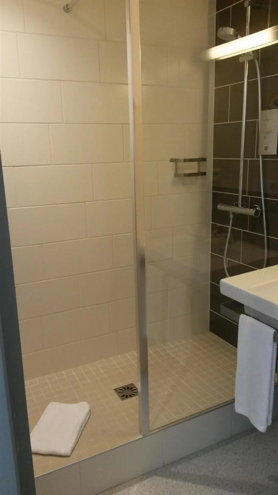 Shower in Hôtel de La Cloche