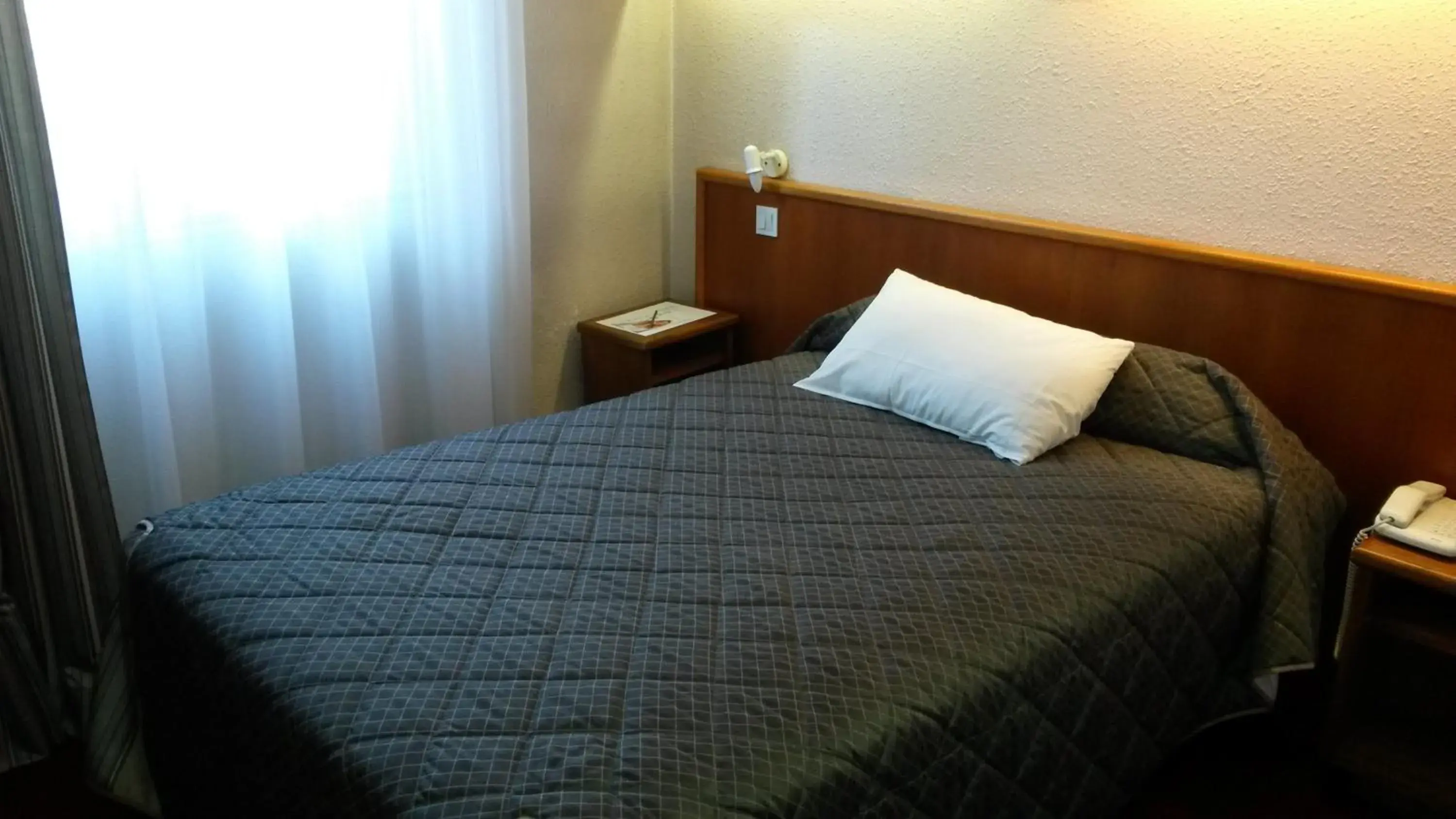 Economy Single Room in Hôtel de La Cloche Economy Single Room in Hôtel de La Cloche