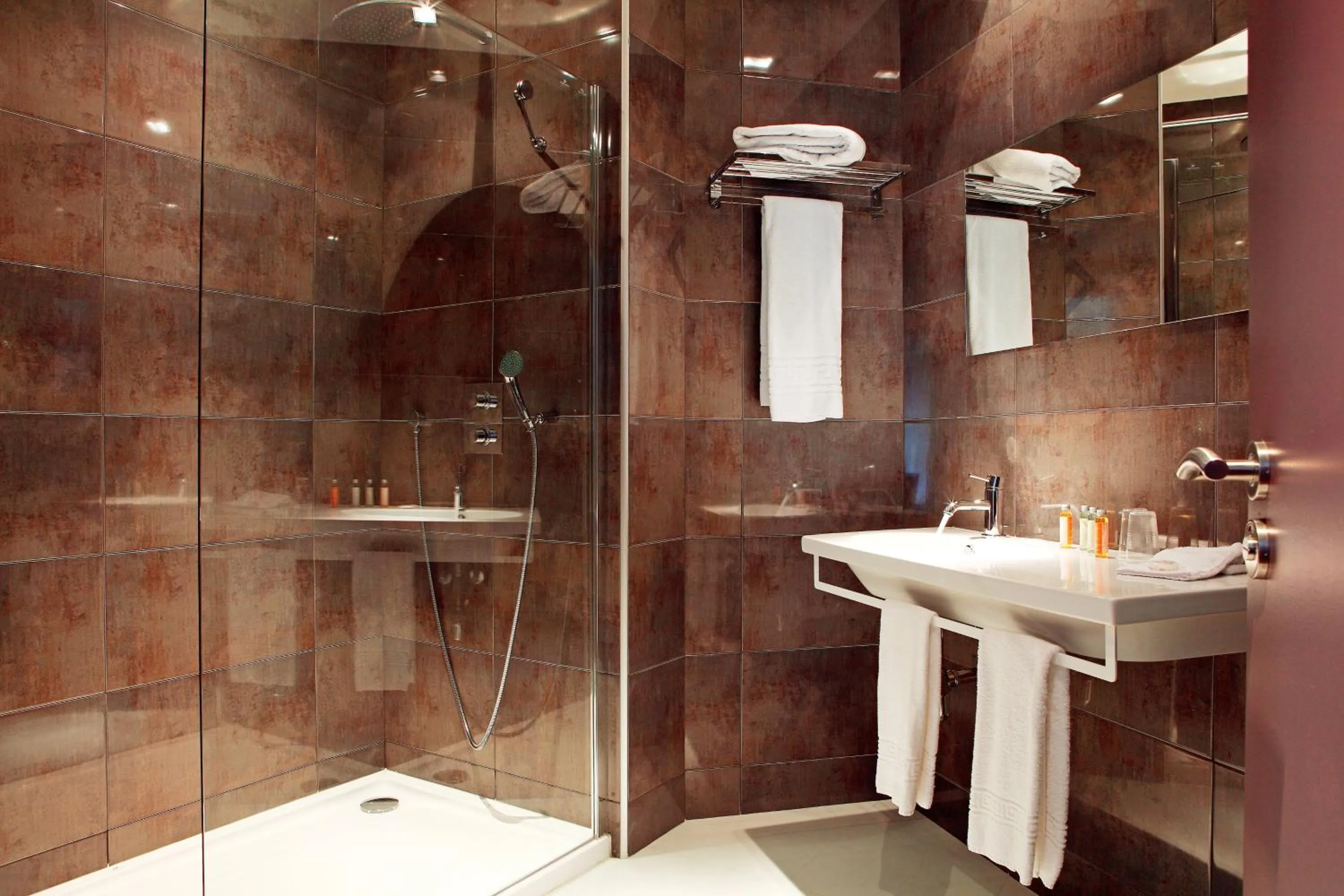 Bathroom in Hôtel de La Cloche