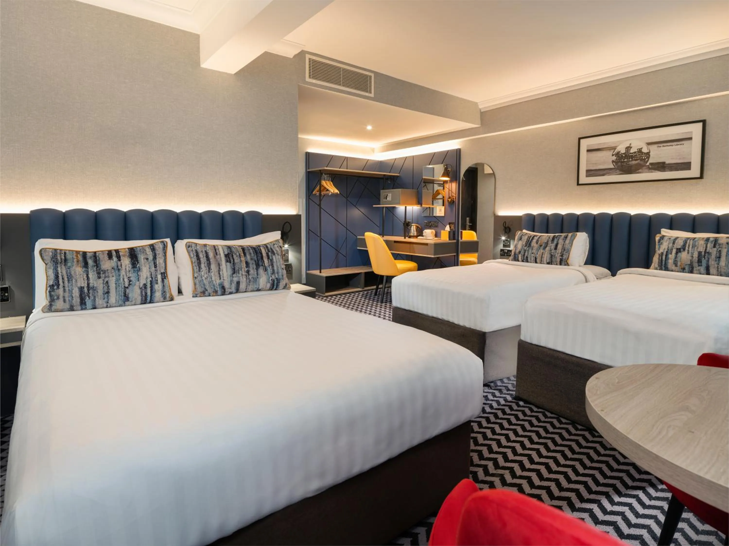 Bedroom, Bed in Academy Plaza Hotel