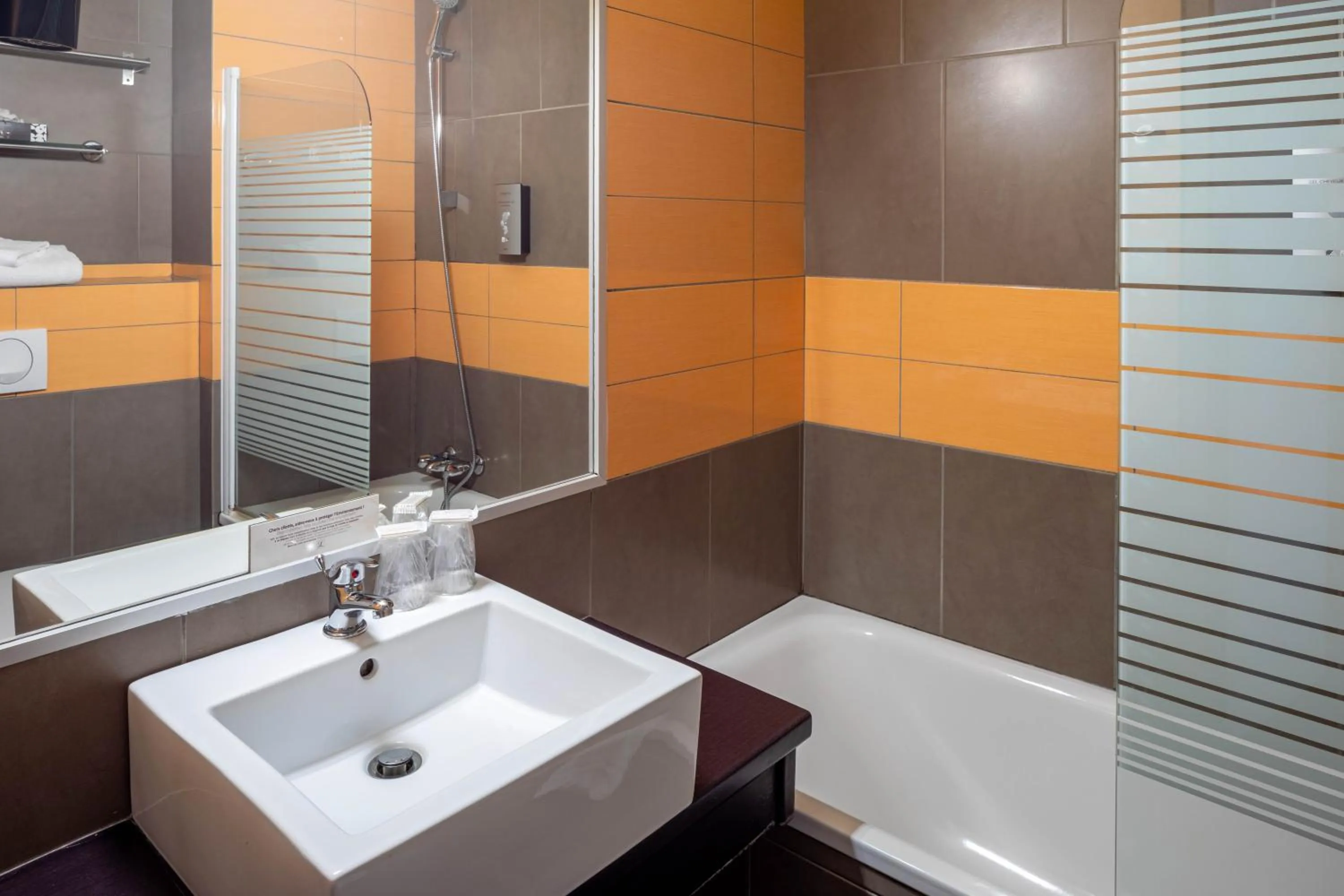 Bathroom in Logis Hotel Noemys pont de l'Etoile