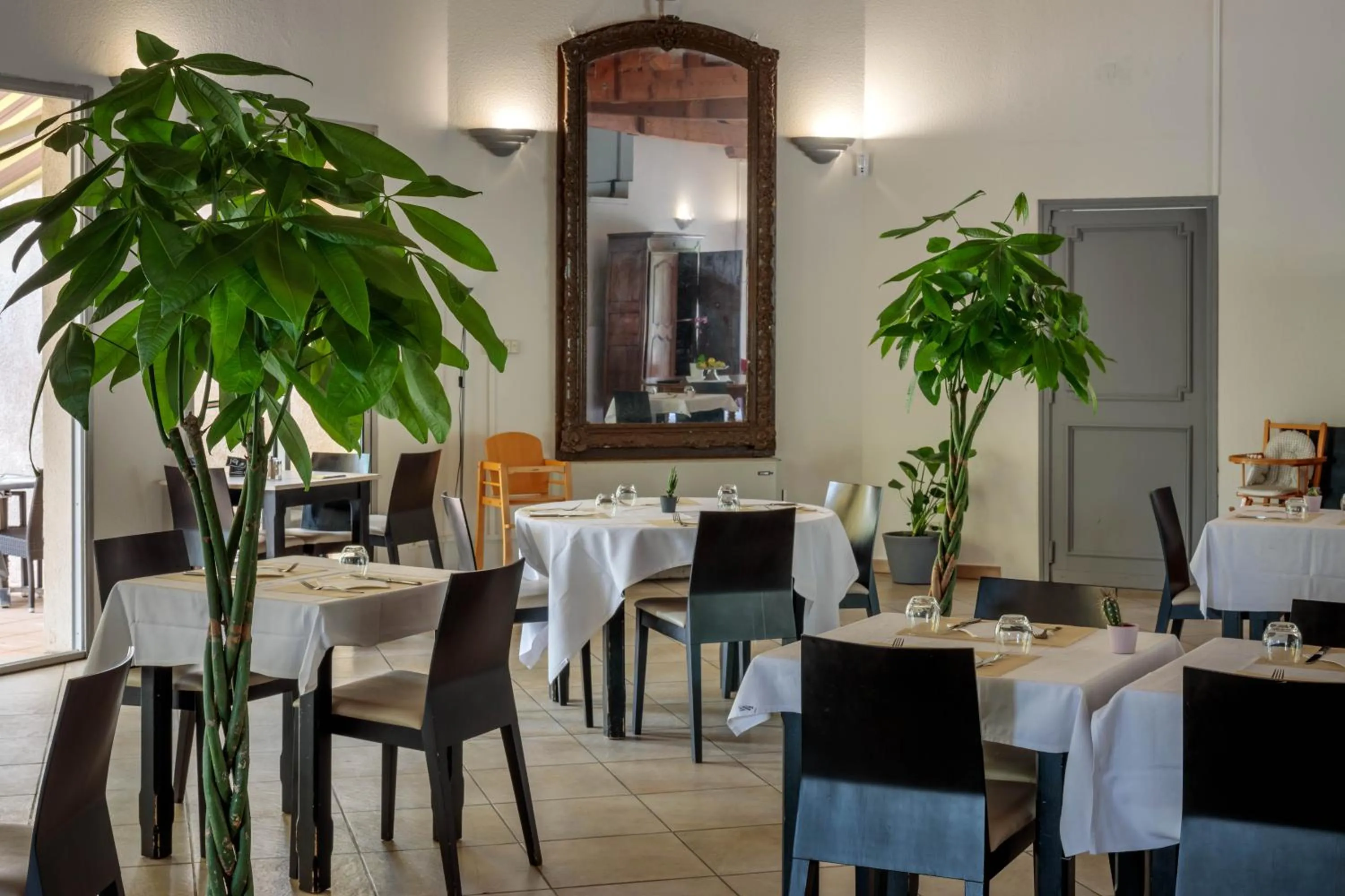 Restaurant/places to eat in Logis Hotel Noemys pont de l'Etoile