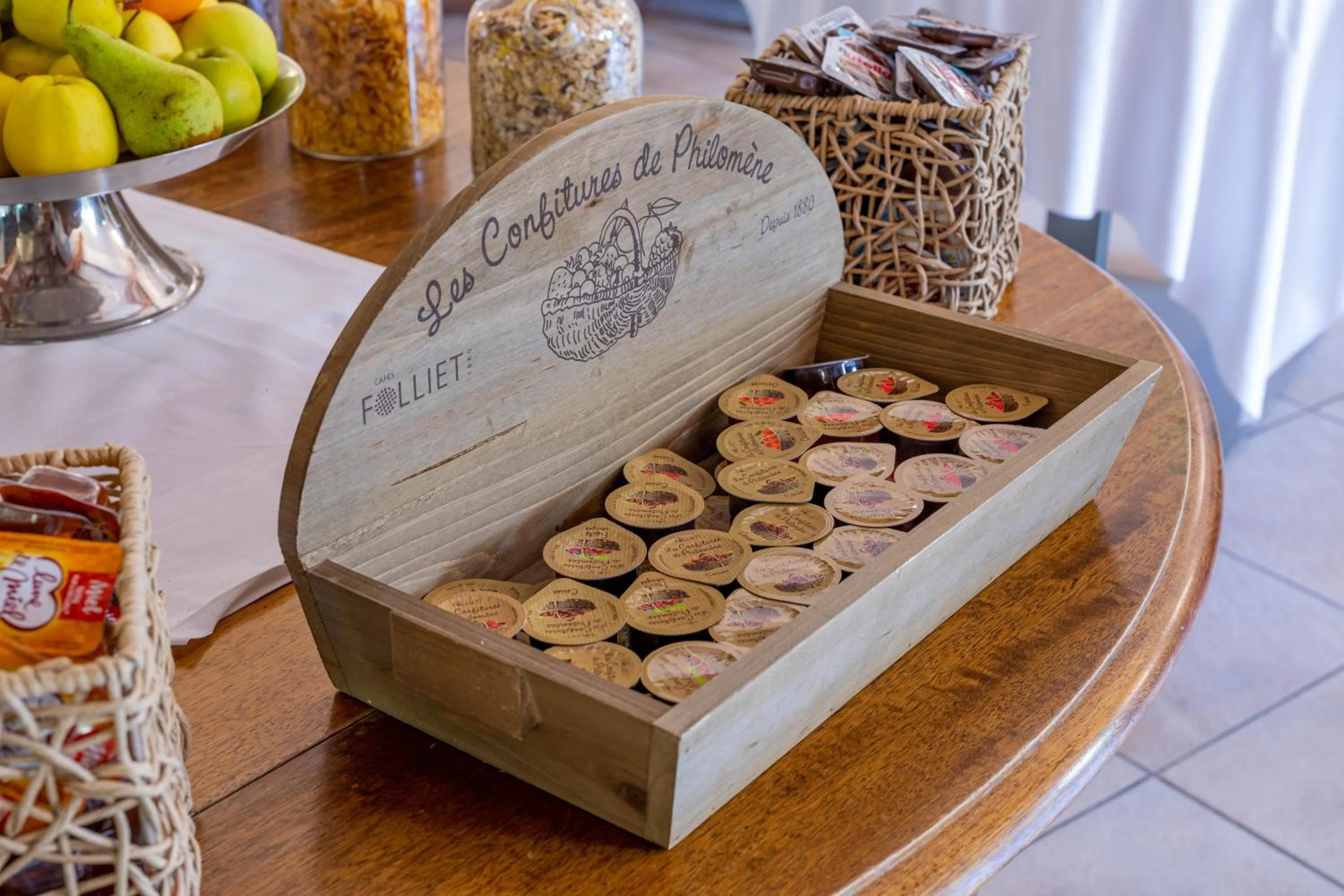 Breakfast in Logis Hotel Noemys pont de l'Etoile