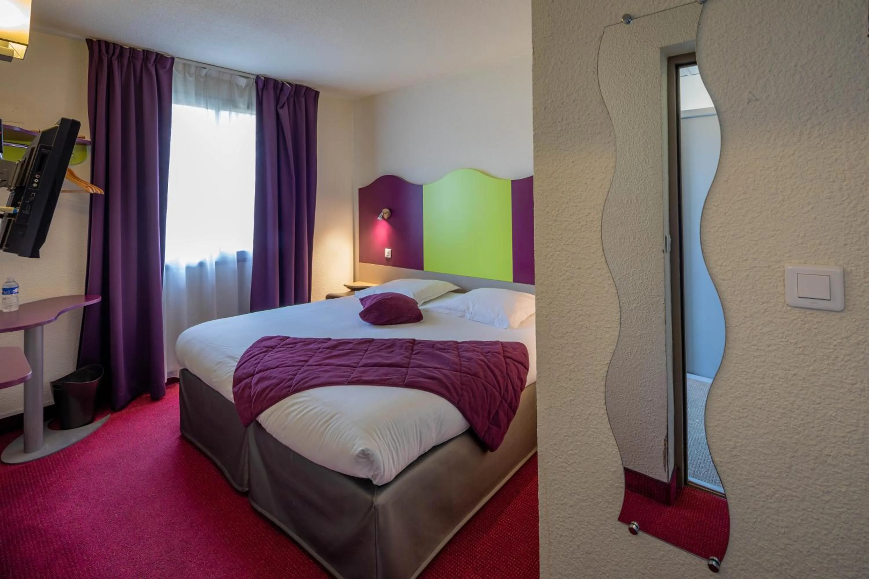 Bedroom, Bed in Logis Hotel Noemys pont de l'Etoile