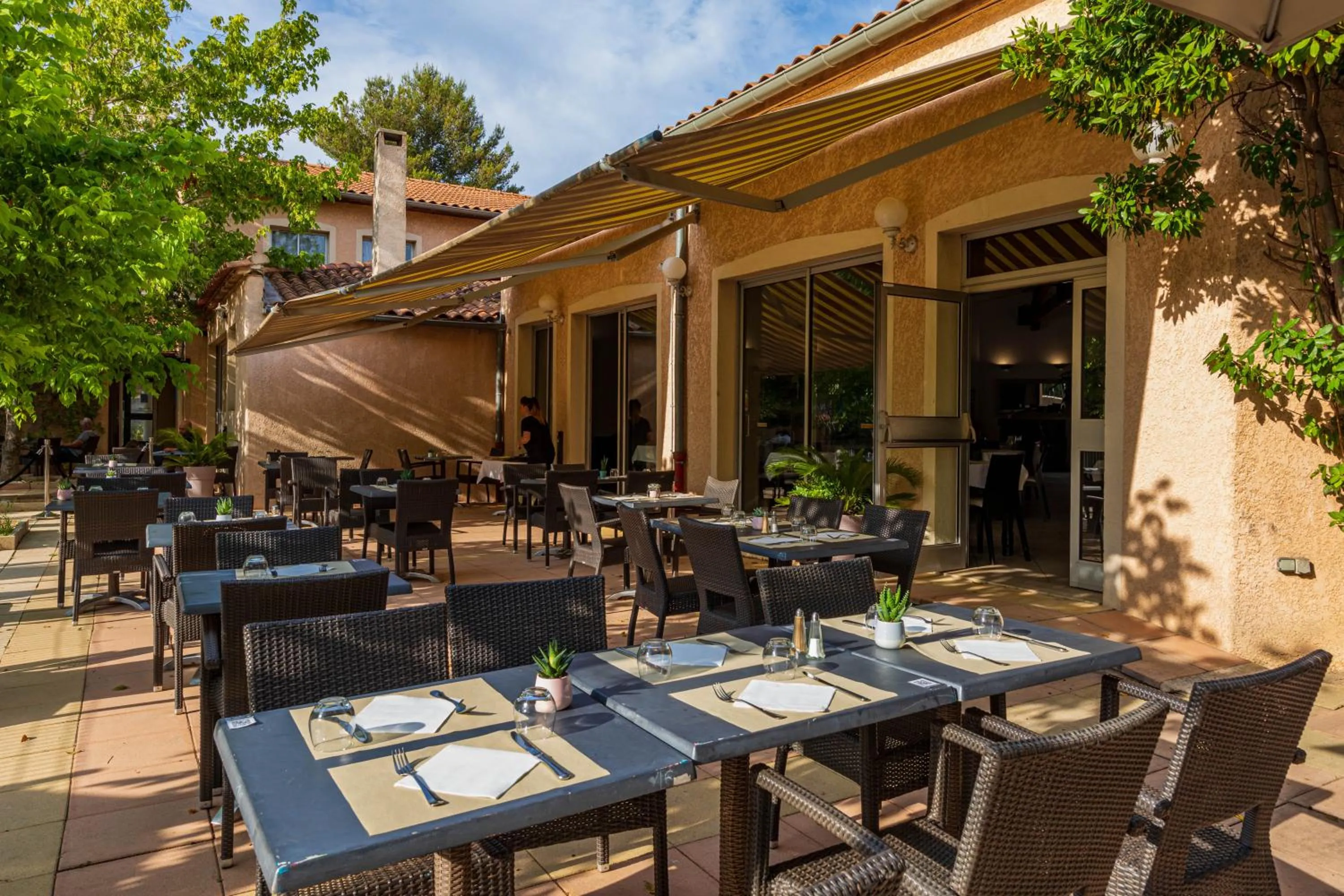 Restaurant/places to eat in Logis Hotel Noemys pont de l'Etoile