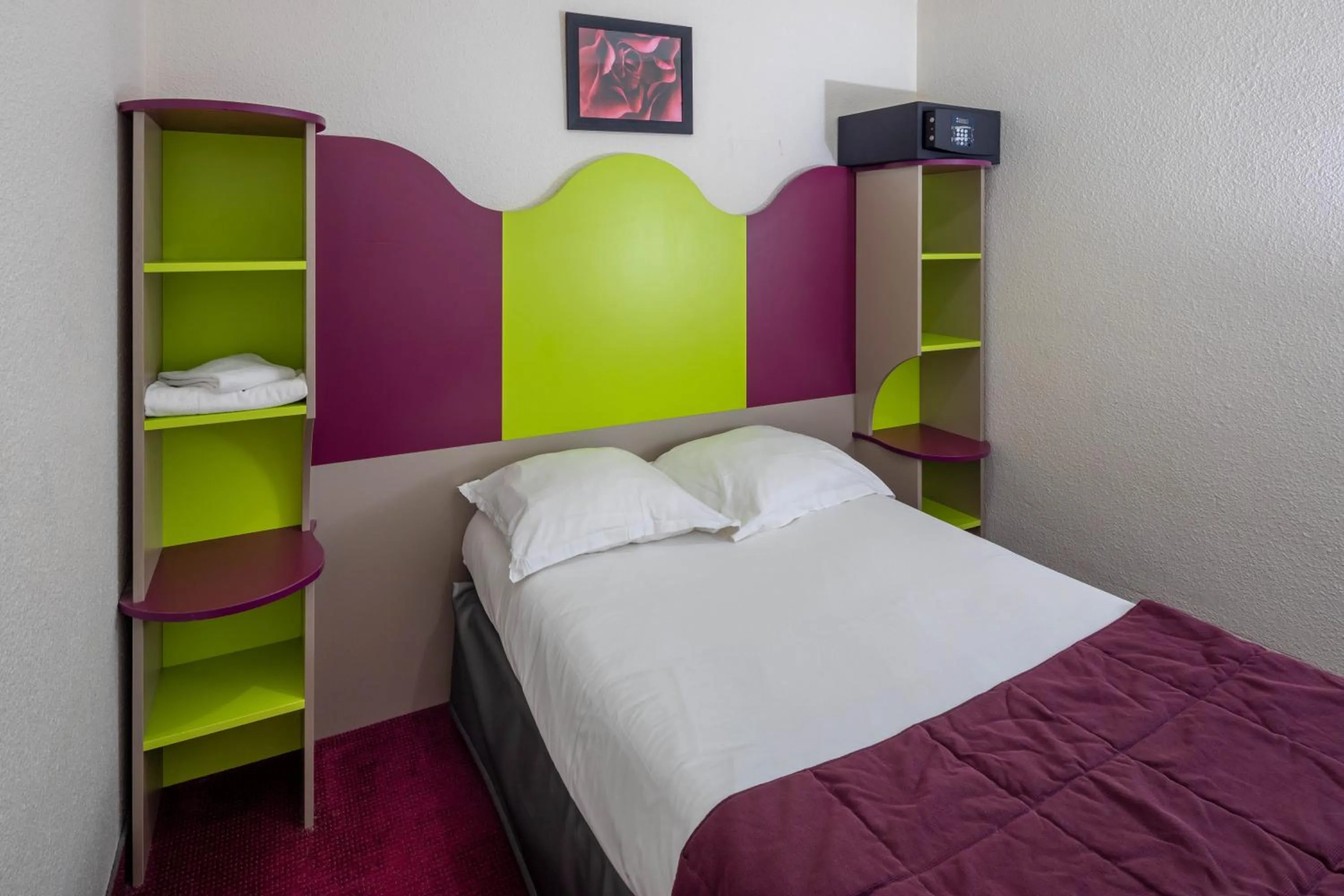 Bed in Logis Hotel Noemys pont de l'Etoile