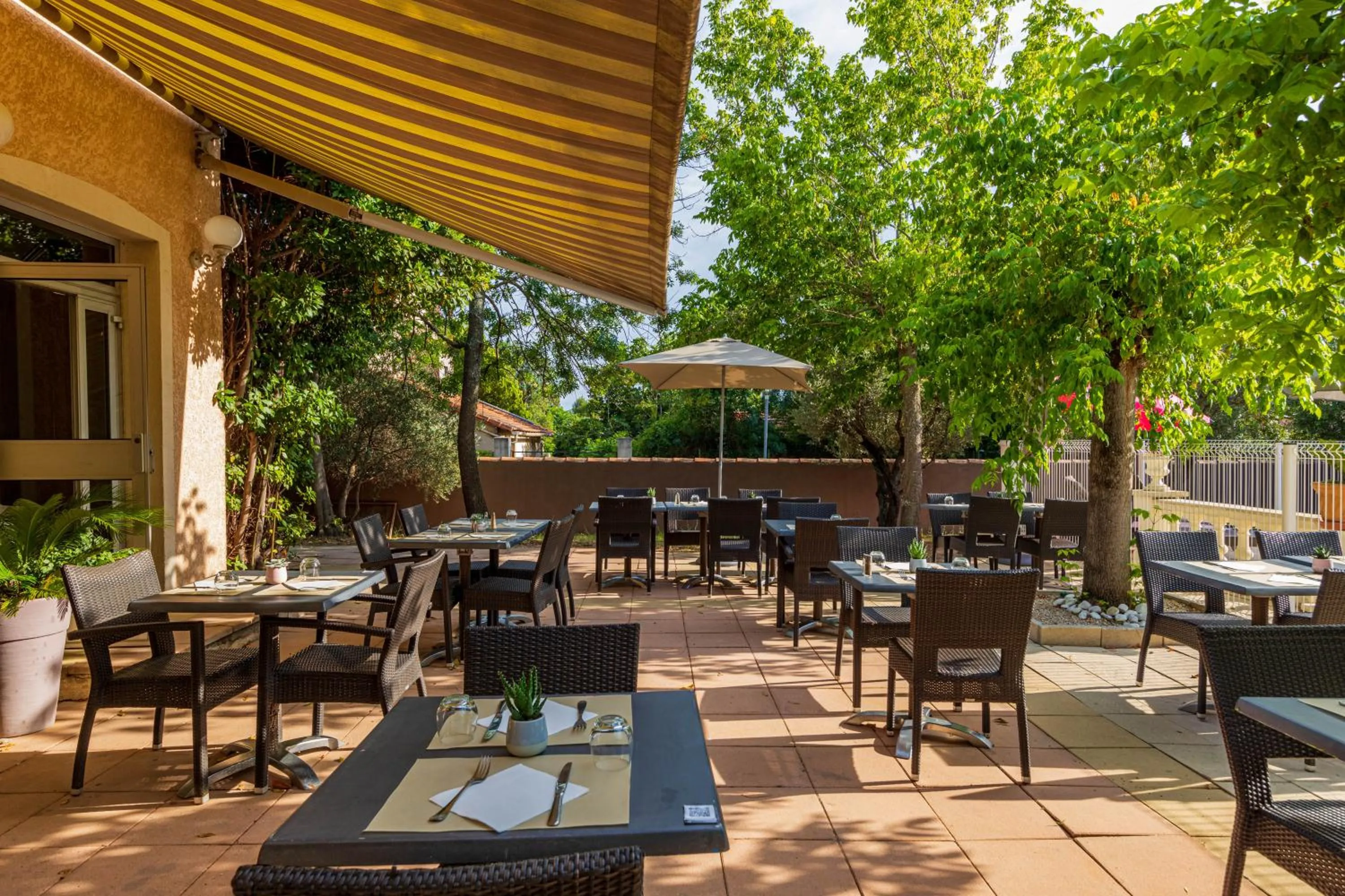 Patio in Logis Hotel Noemys pont de l'Etoile