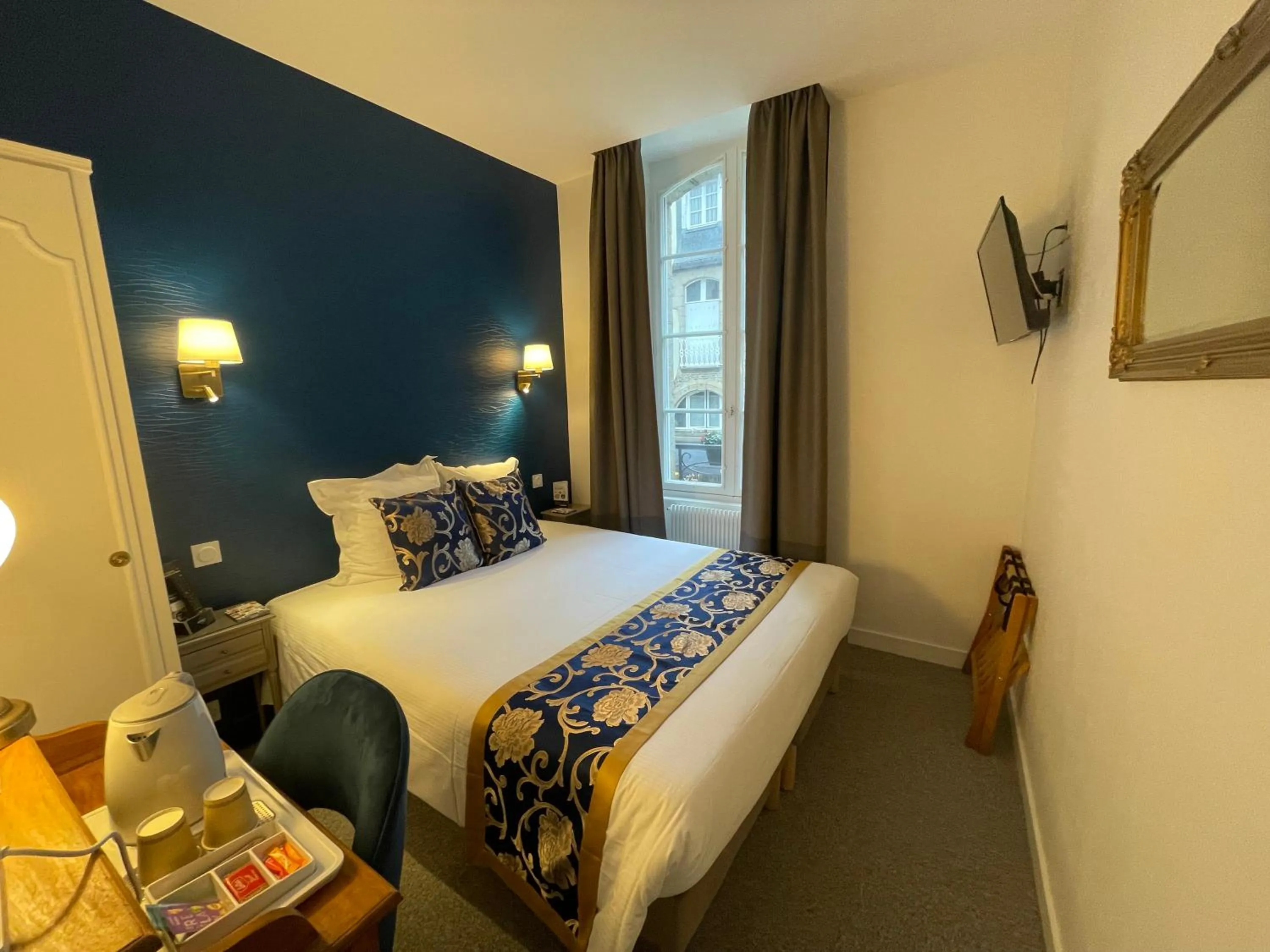 Bed in Balzac Hôtel Restaurant