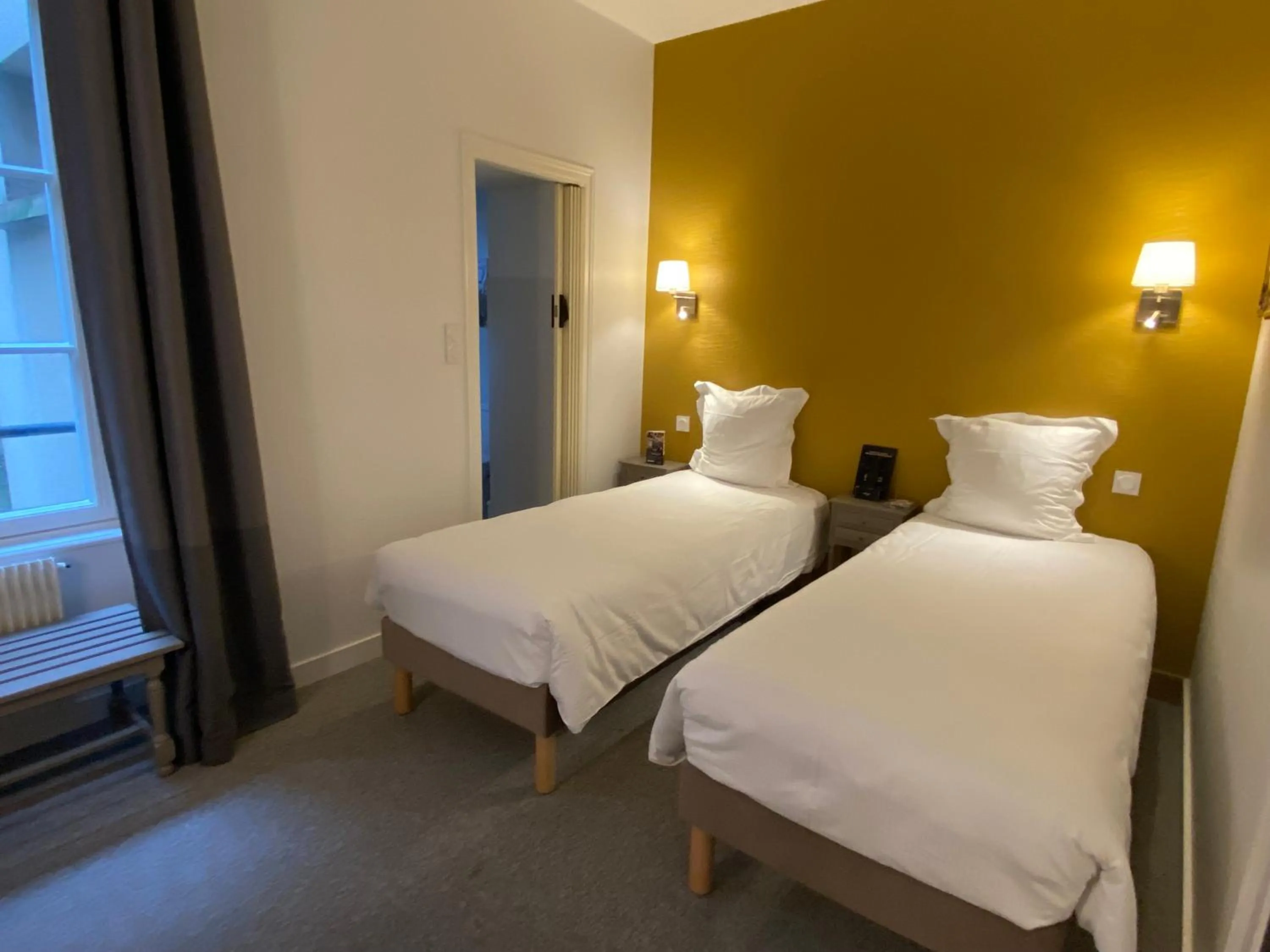 Bedroom, Bed in Balzac Hôtel Restaurant