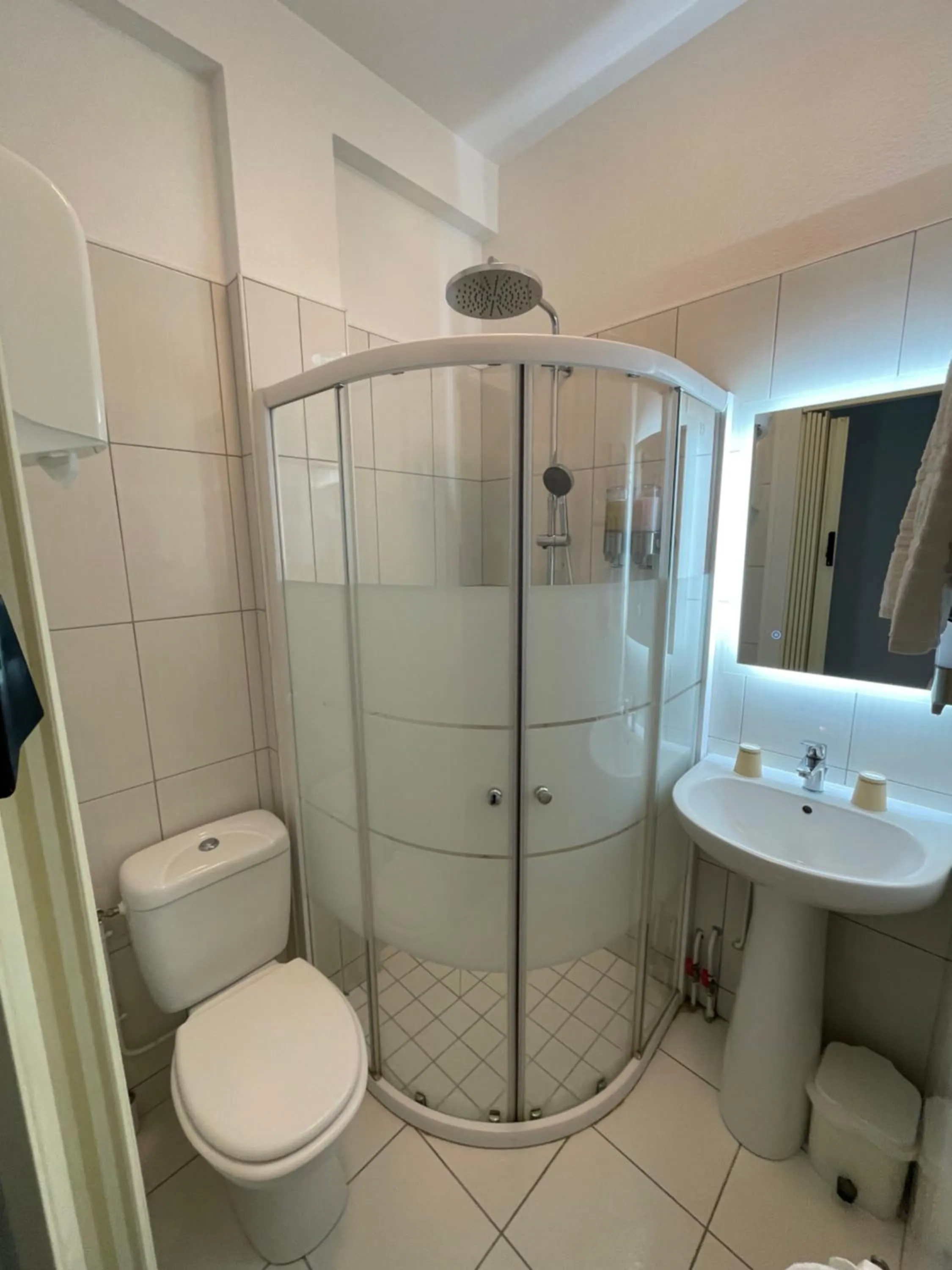 Shower in Balzac Hôtel Restaurant