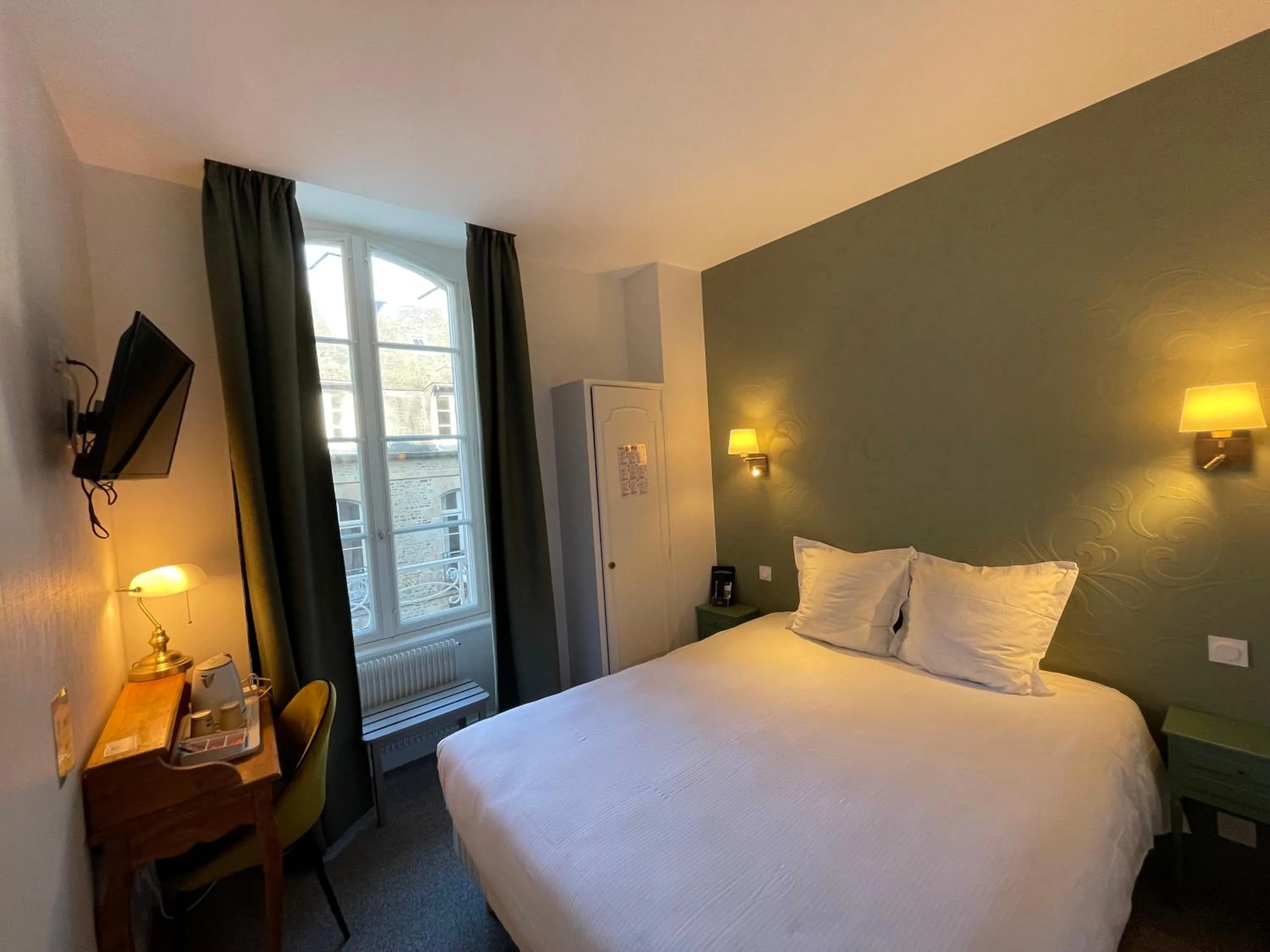 Bed in Balzac Hôtel Restaurant