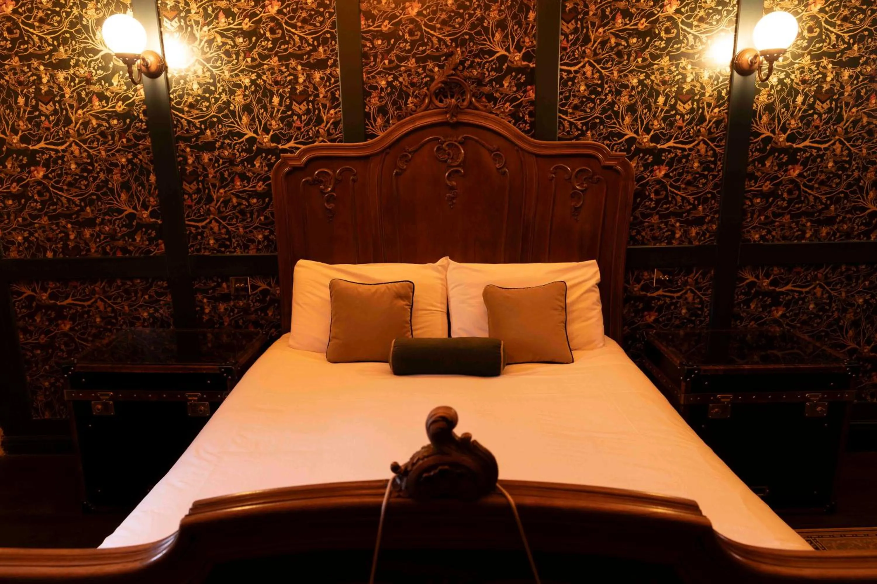 Bedroom, Bed in The Dirty Bottles Hotel