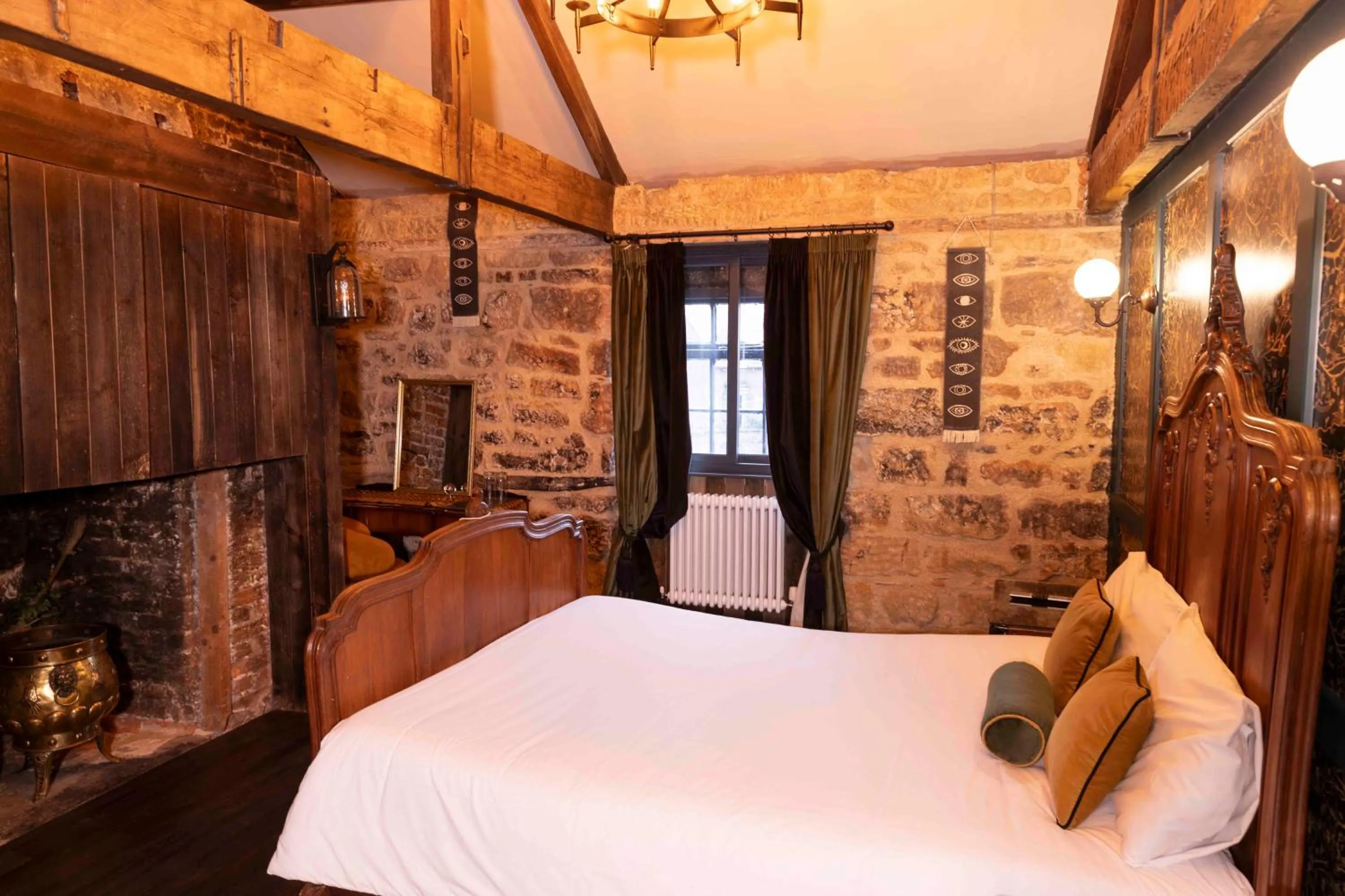 Bedroom, Bed in The Dirty Bottles Hotel