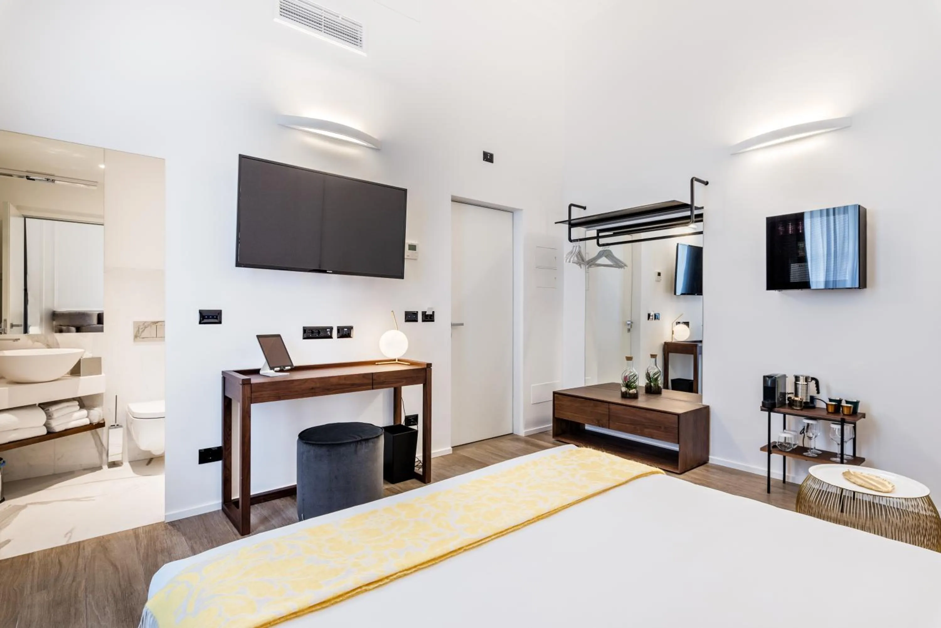 TV and multimedia, Bed in La Spezia by The First - Luxury Rooms & Suites