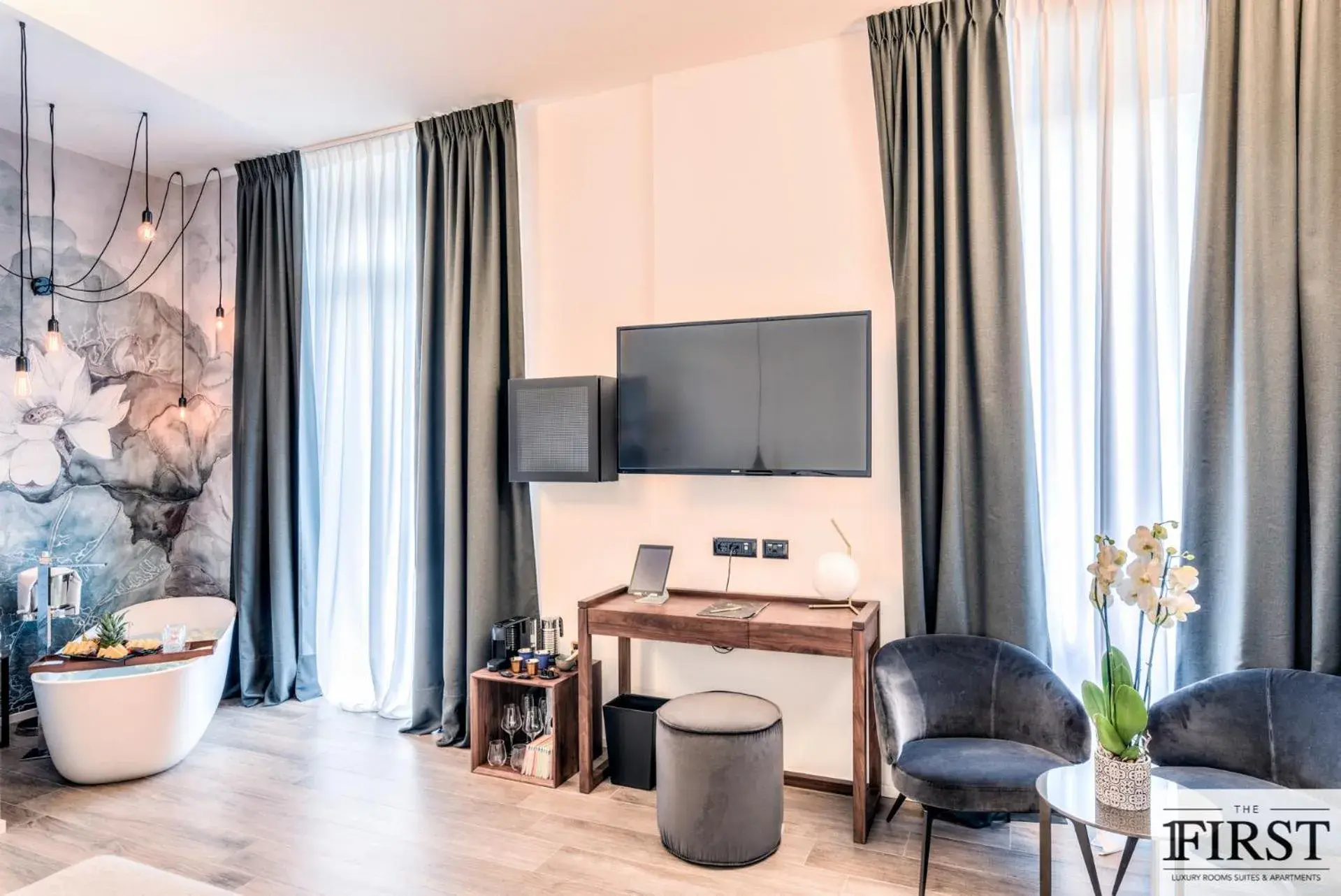 Honeymoon Suite with Bathtub in La Spezia by The First - Luxury Rooms & Suites Honeymoon Suite with Bathtub in La Spezia by The First - Luxury Rooms & Suites