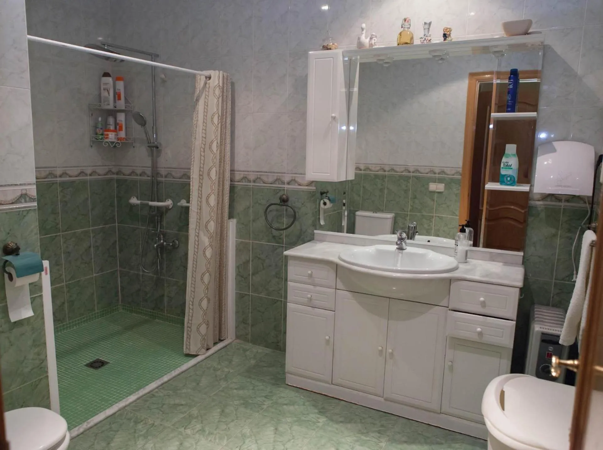 Shower in La Rosaleda de Orgaz