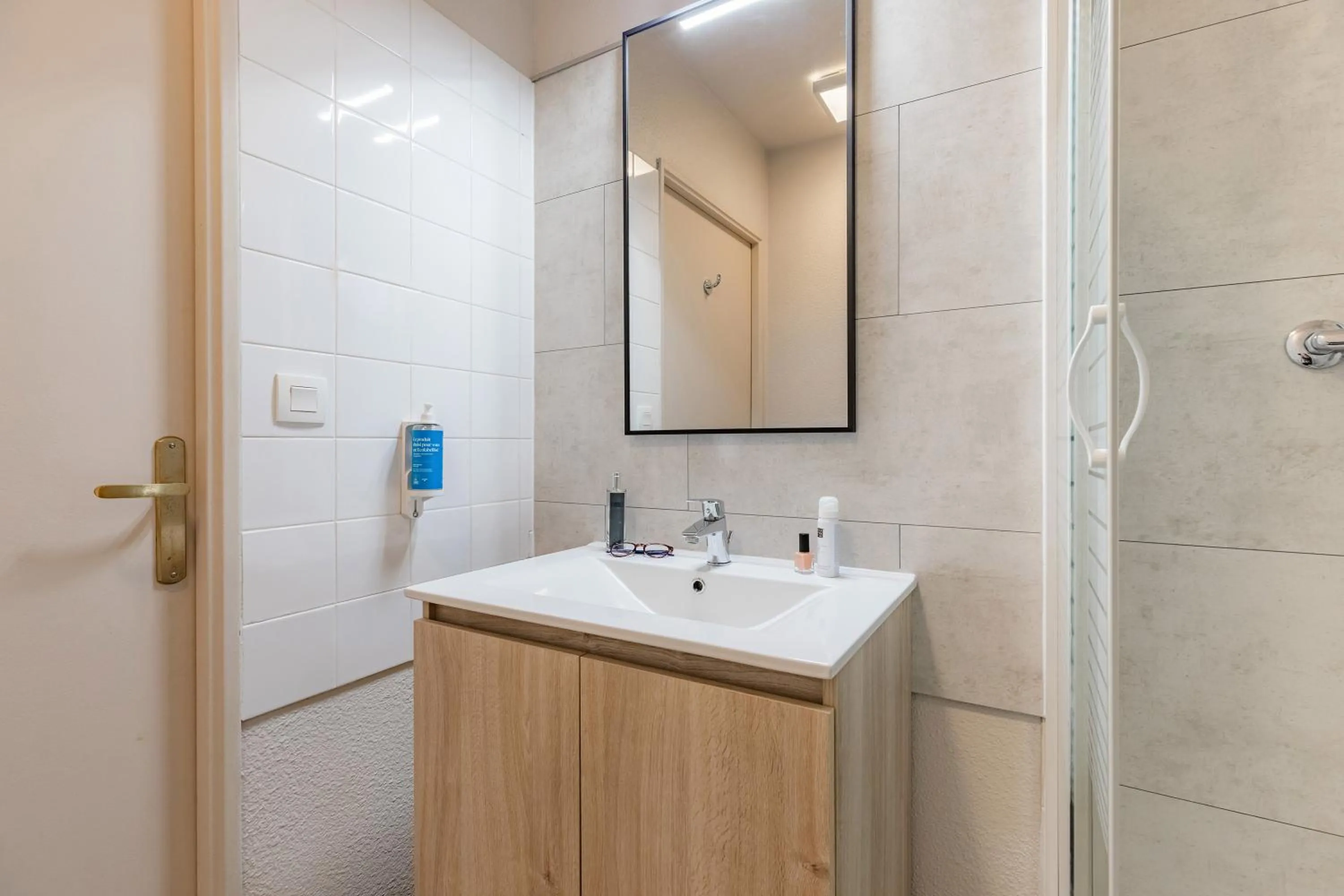 Shower in Appart'City Classic La Rochelle Centre