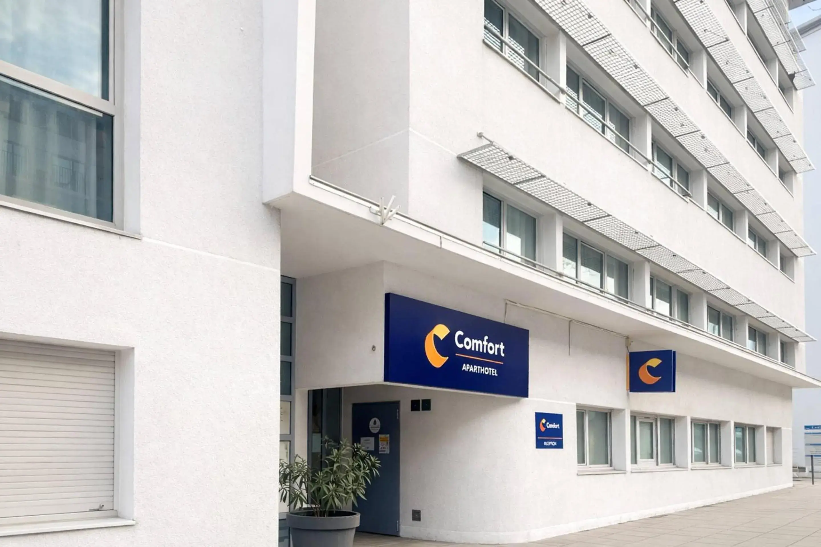 Property building in Comfort Aparthotel Le Mans Property building in Comfort Aparthotel Le Mans