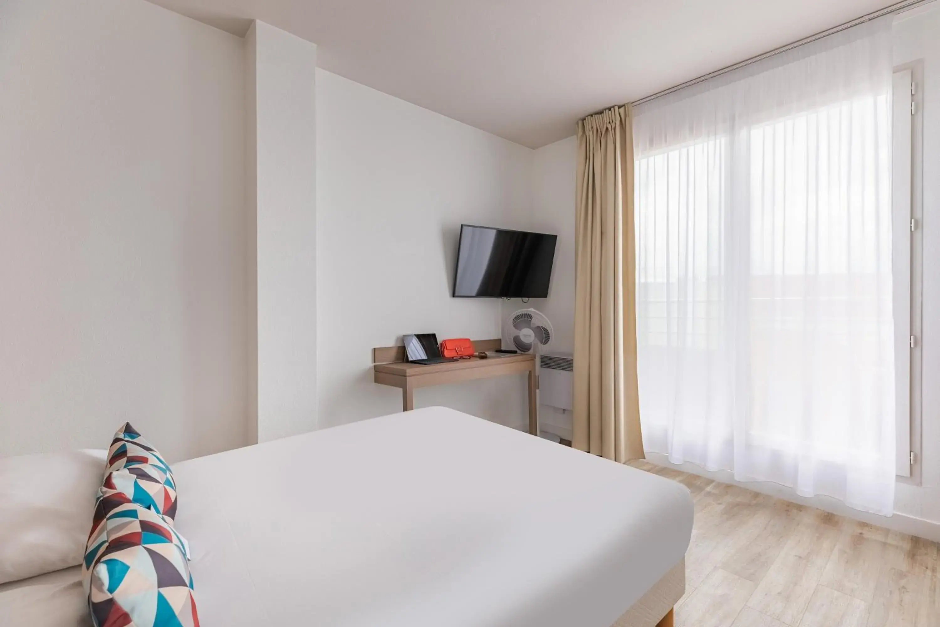 TV and multimedia, Bed in Appart'City Classic Lyon Part Dieu Villette TV and multimedia, Bed in Appart'City Classic Lyon Part Dieu Villette