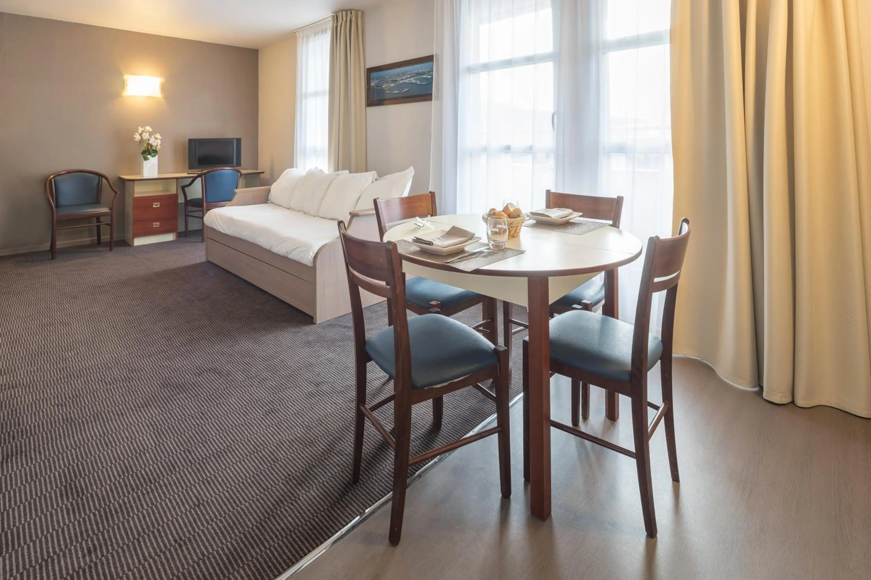 Living room, Bed in Appart'City Classic Nancy