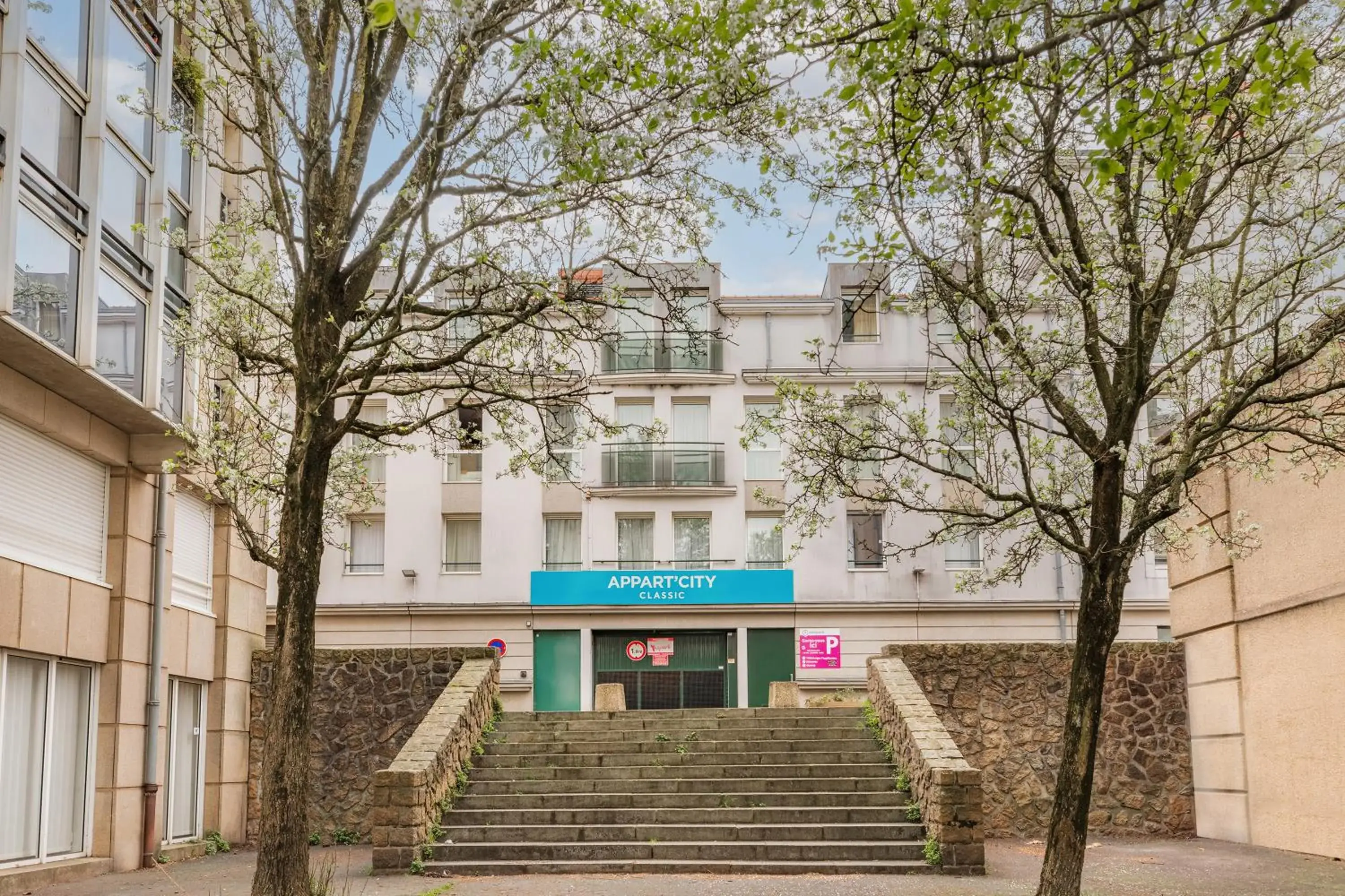 Facade/entrance in Appart'City Classic Nantes Quais de Loire Facade/entrance in Appart'City Classic Nantes Quais de Loire
