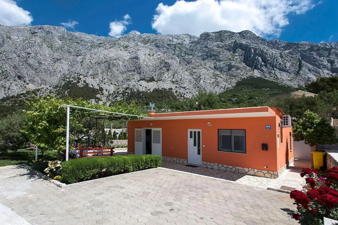 Facade/entrance in Holiday Home Chill Zone