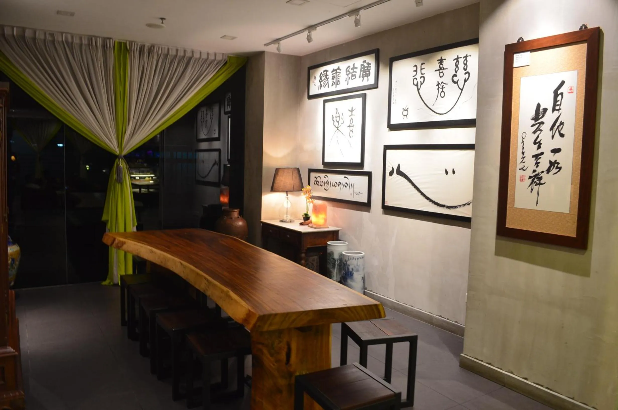 Restaurant/places to eat in Cozy Living Sky Apartment