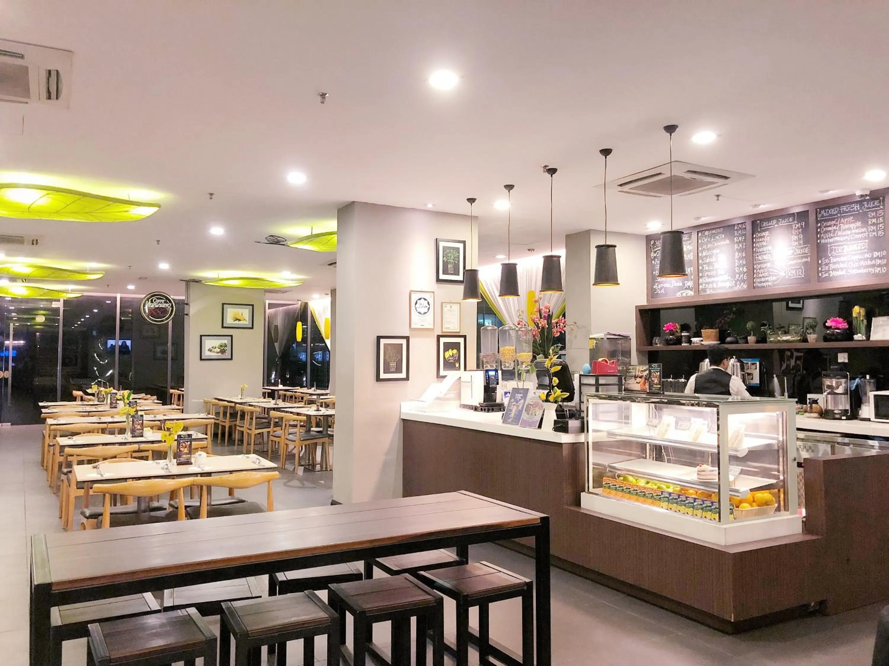 Restaurant/places to eat in Cozy Living Sky Apartment